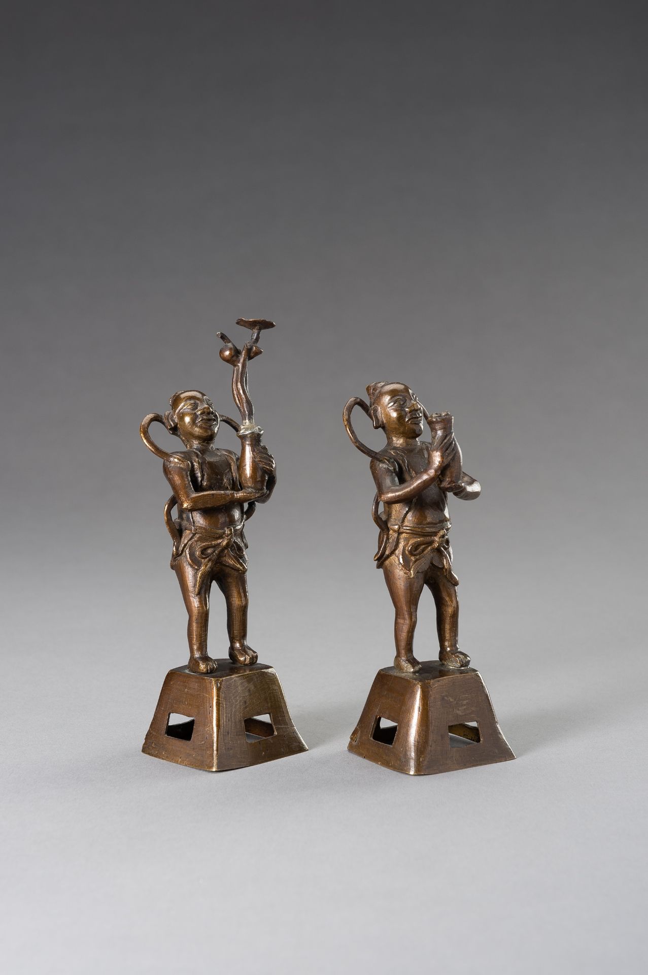 TWO BRONZE FIGURES OF BOYS HOLDING VASES - Bild 4 aus 9