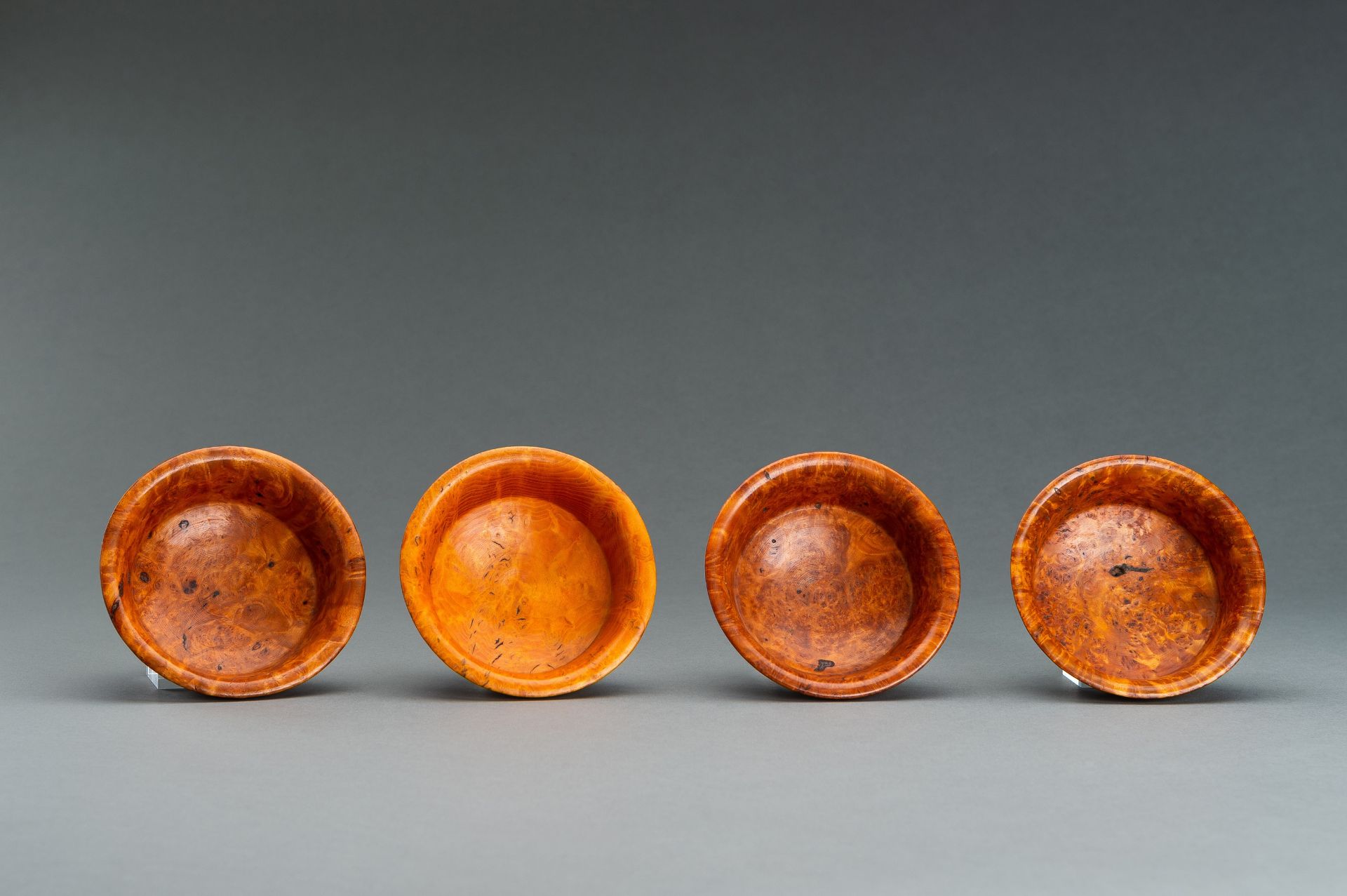 A LOT WITH FOUR TIBETAN ROOT WOOD CUPS - Bild 9 aus 13