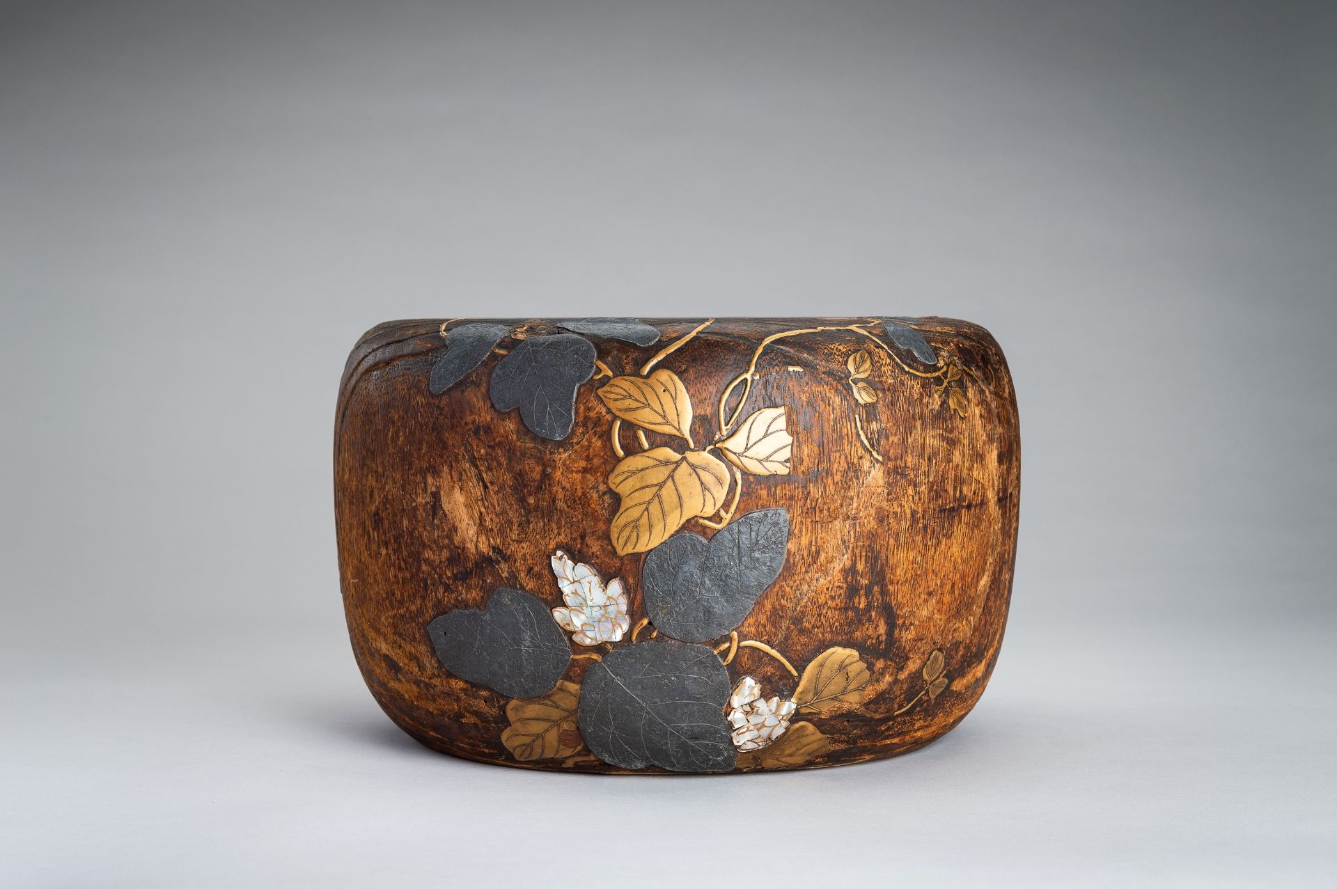 A LOT WITH TWO LACQUERED AND INLAID WOOD HIBACHI (BRAZIER), EDO - Bild 3 aus 18