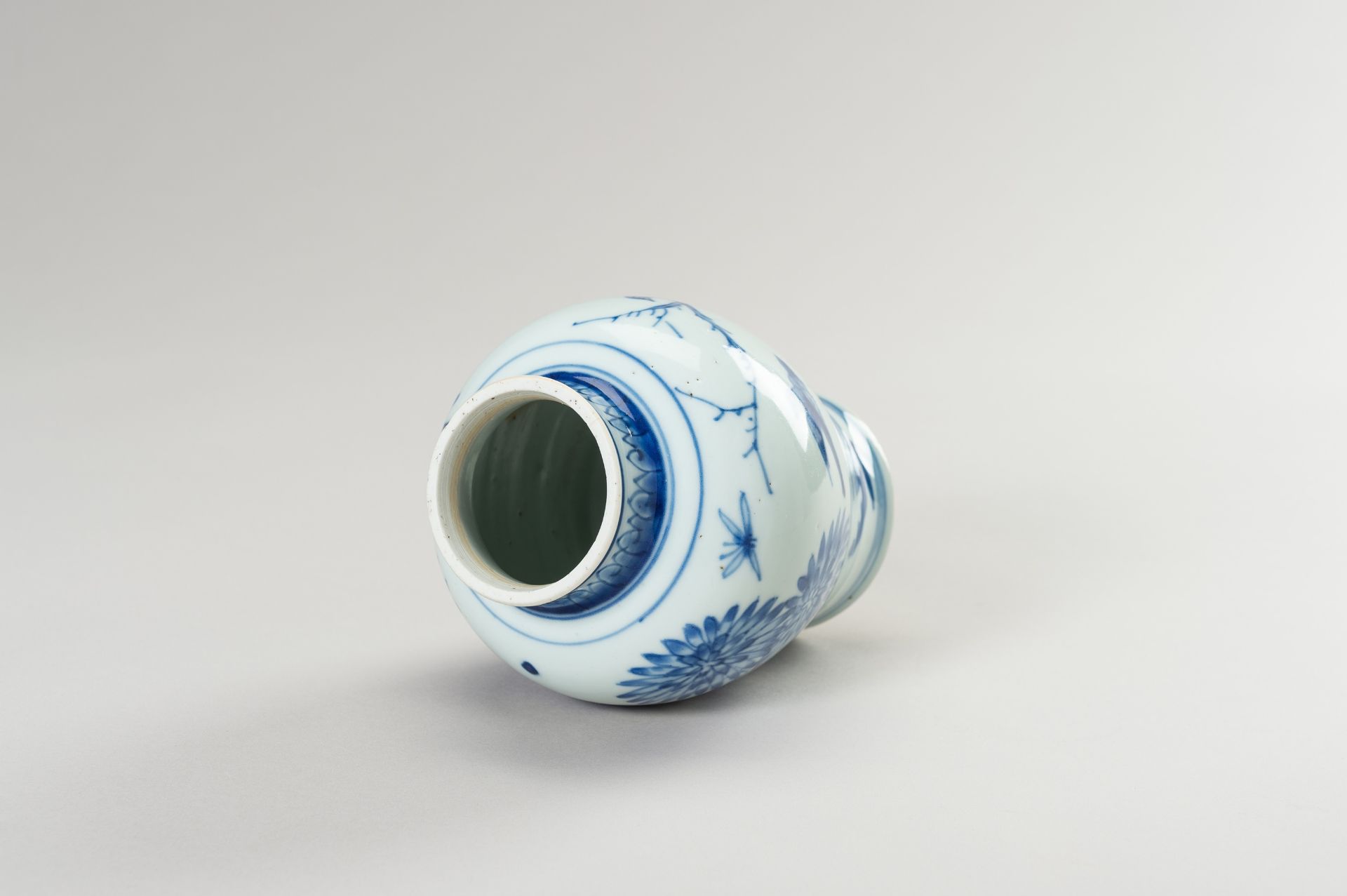 A BLUE AND WHITE PORCELAIN BALUSTER VASE - Image 9 of 10