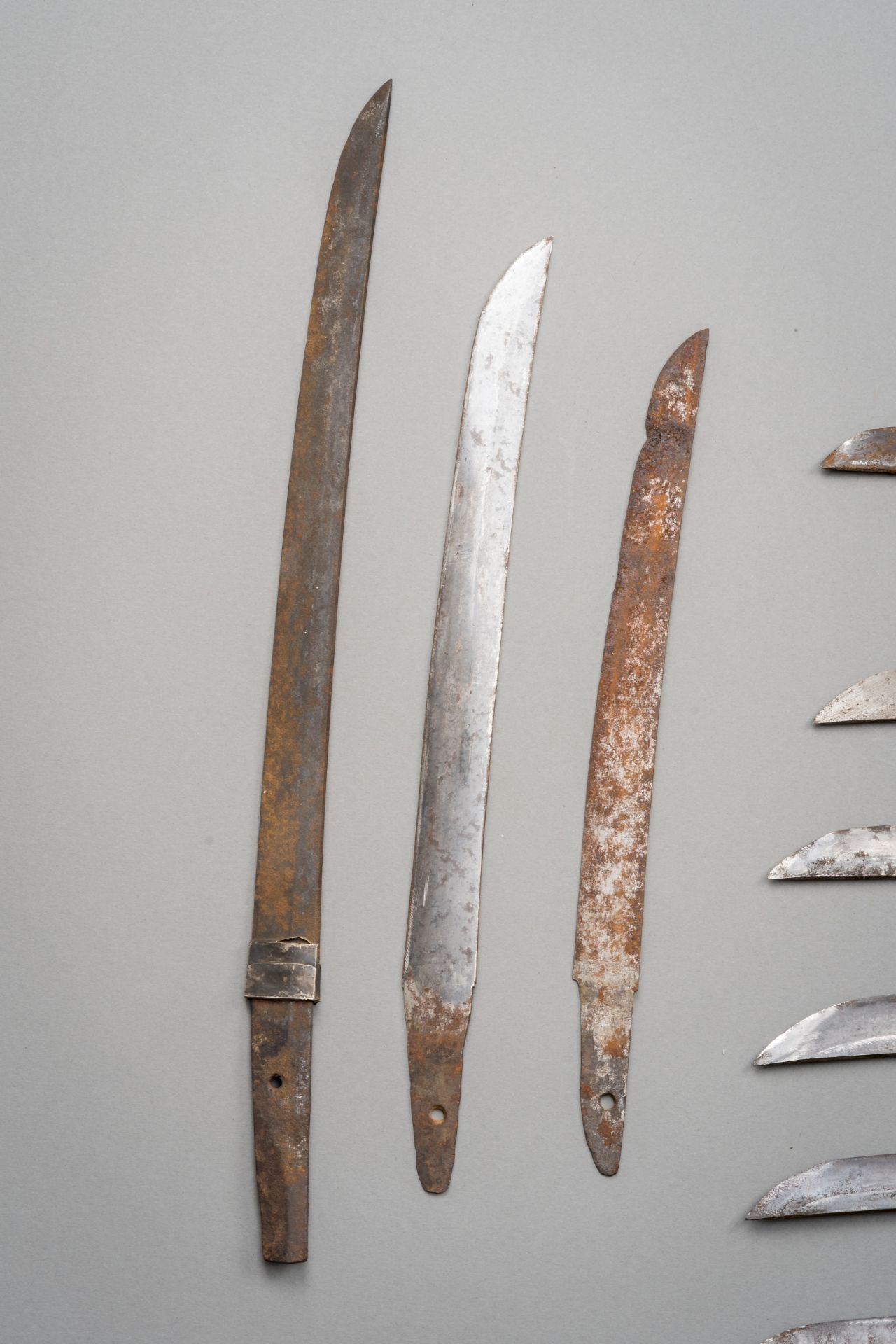 A COLLECTION WITH FIFTEEN SWORD BLADES - Image 4 of 7