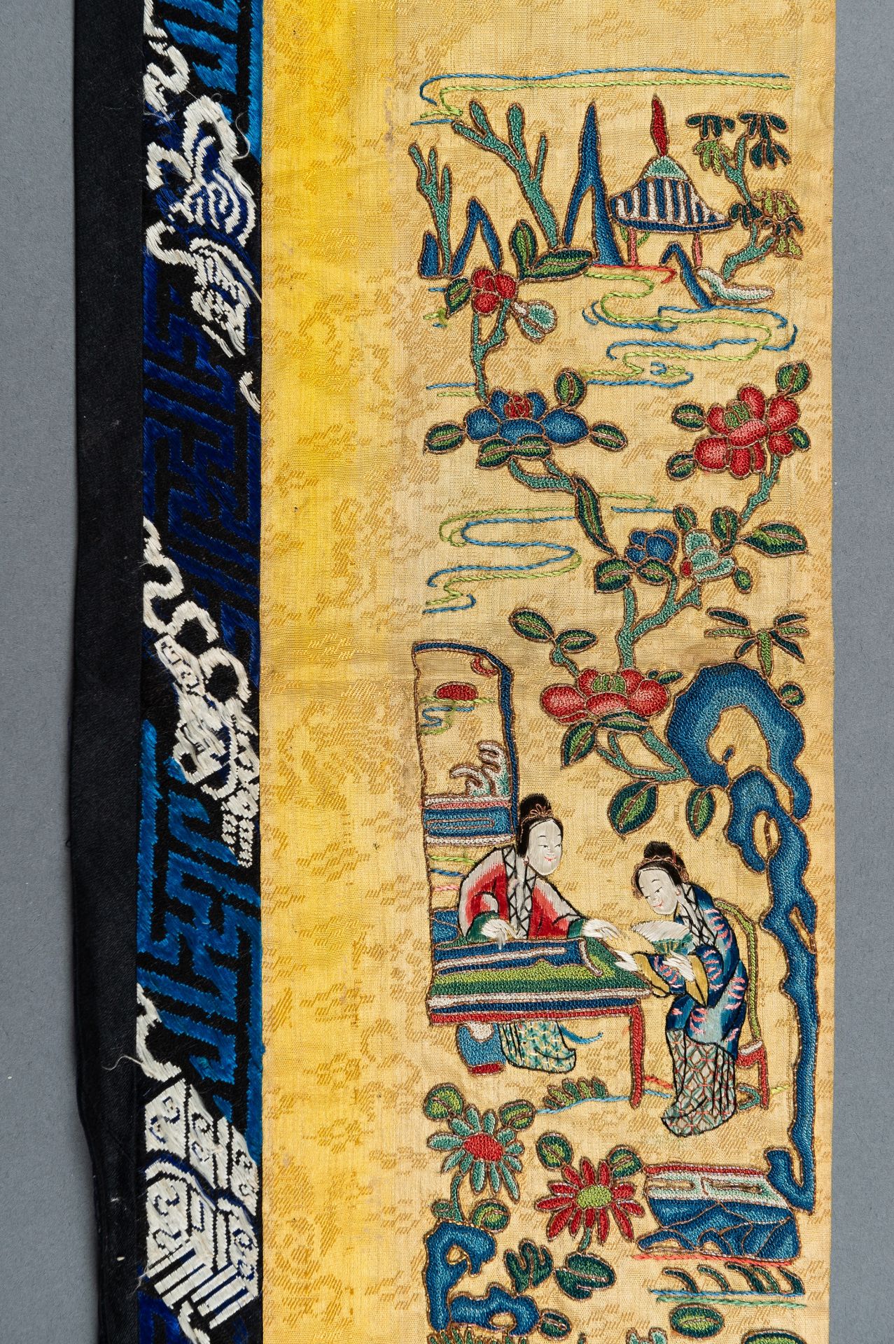 A PAIR OF 'COURT LADIES' SILK SLEEVE BANDS, QING - Bild 6 aus 10