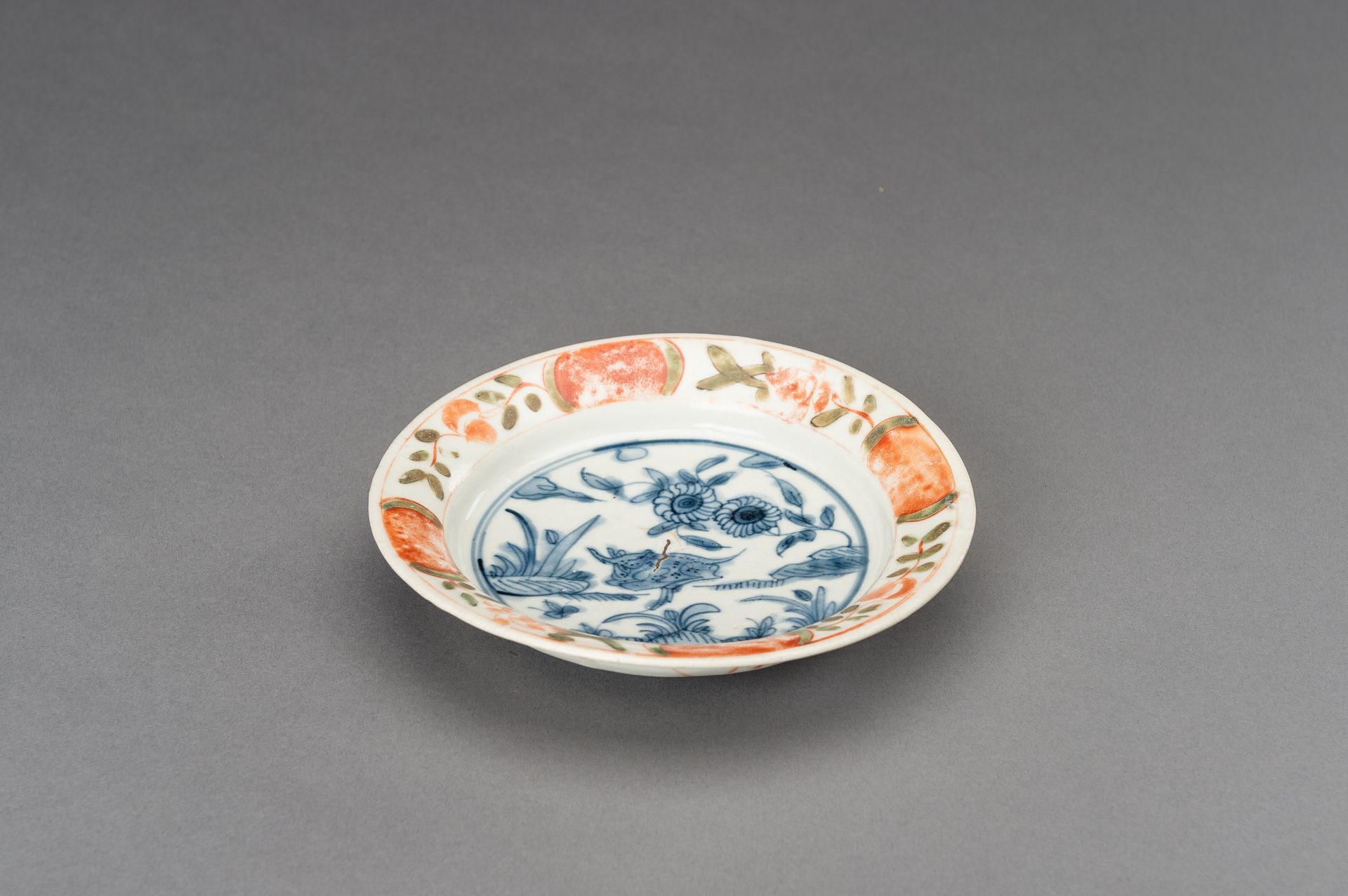 A BLUE AND WHITE 'DEER AND CHRYSANTHEMUM' PORCELAIN DISH, MING - Image 6 of 10