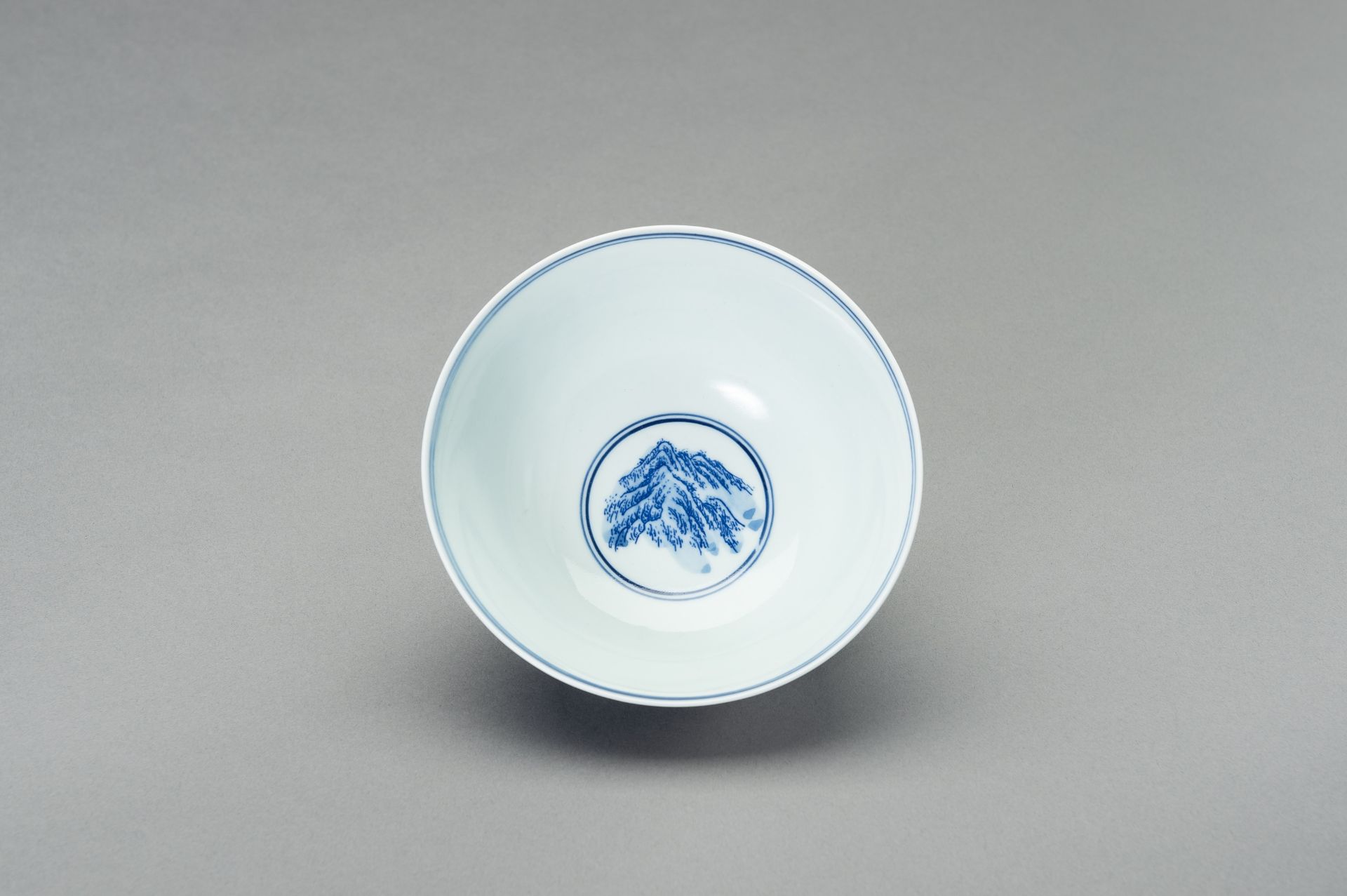 A BLUE AND WHITE PORCELAIN BOWL, 20TH CENTURY - Bild 4 aus 10