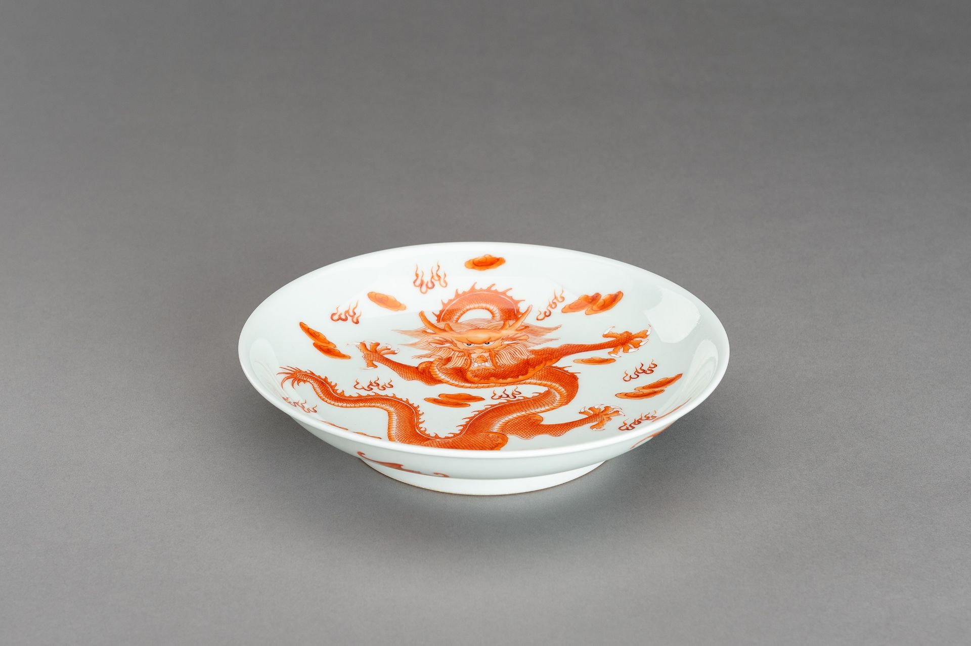 AN IRON-RED 'DRAGON AND BATS' PORCELAIN DISH - Image 4 of 10