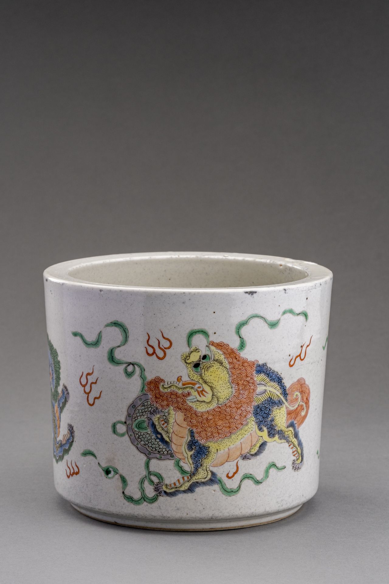 A FAMILLE VERTE 'BUDDHIST LION' PORCELAIN BRUSHPOT, BITONG, c. 1920s - Image 4 of 7