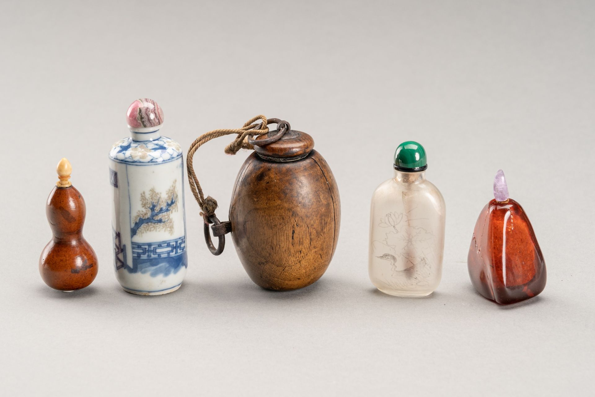 A GROUP OF FIVE SNUFF BOTTLES, c. 1900s