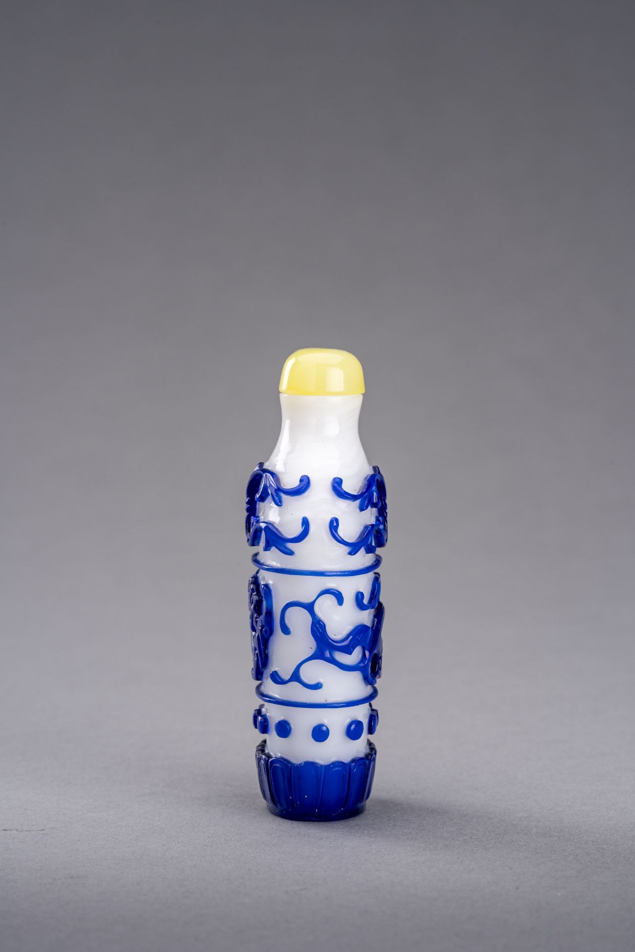 A FINE AND LARGE SAPPHIRE-BLUE OVERLAY GLASS SNUFF BOTTLE, 18th CENTURY - Bild 2 aus 6