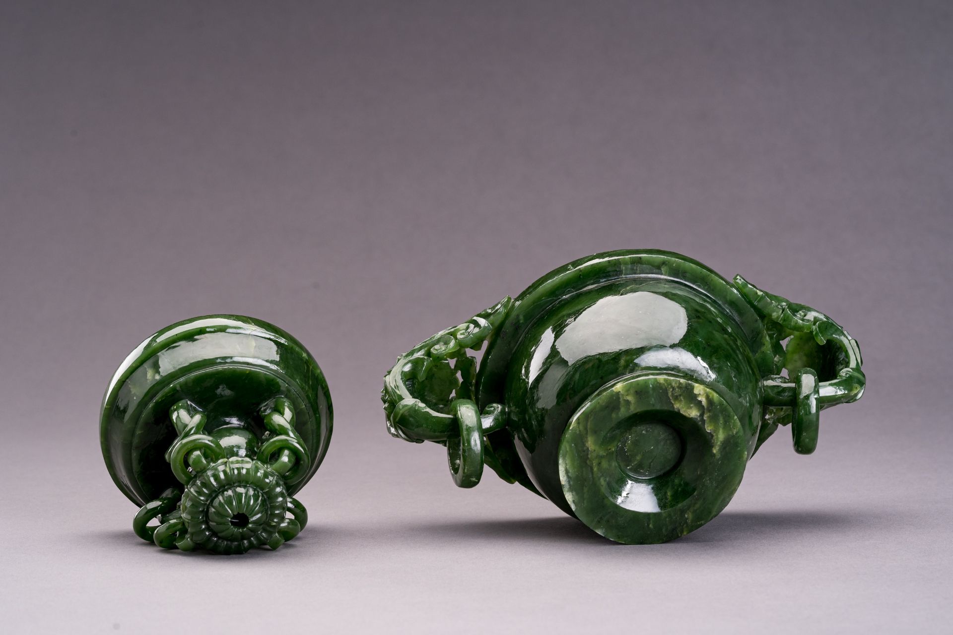 A SPINACH GREEN JADE VESSEL AND COVER - Bild 9 aus 9