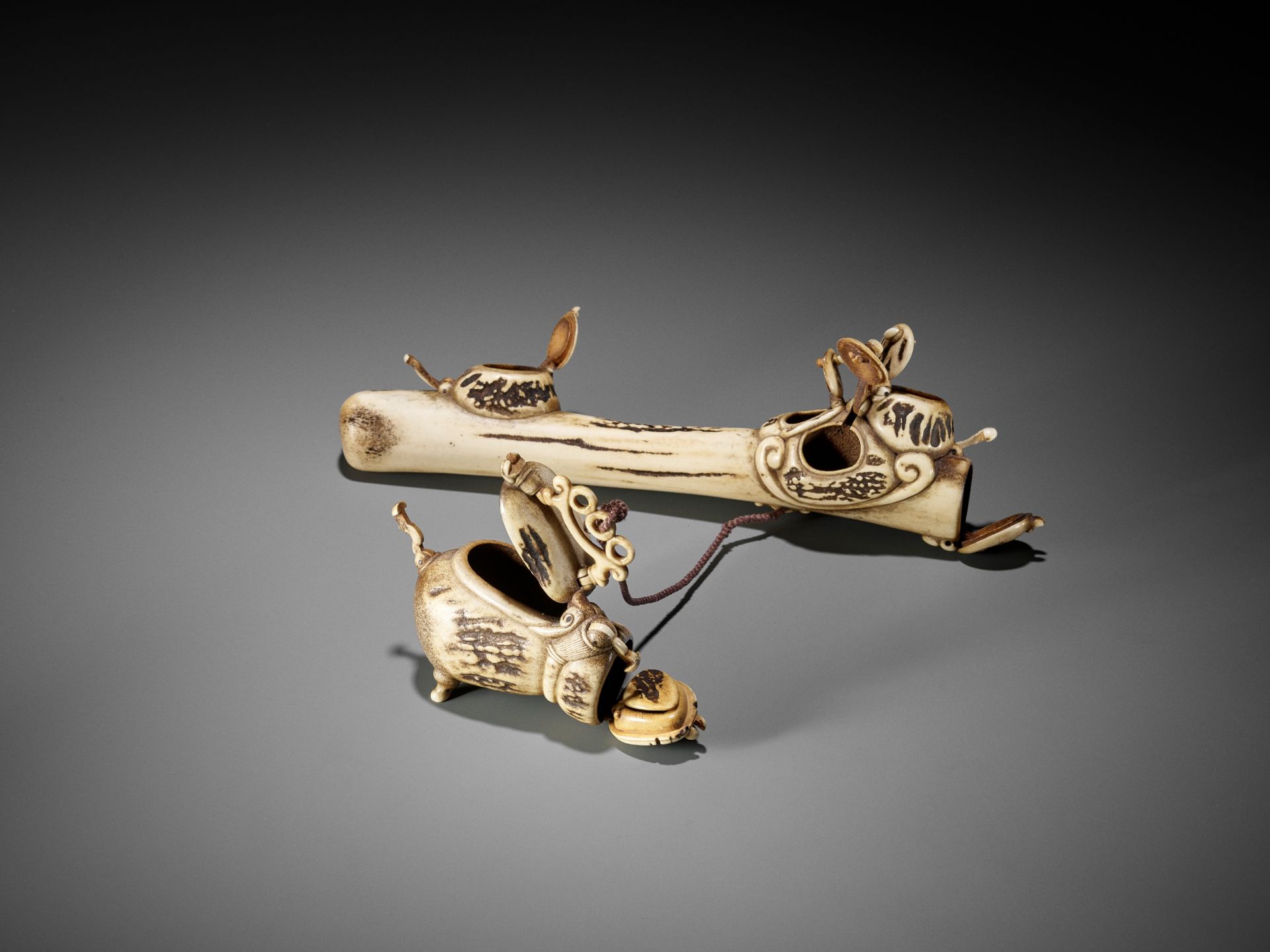 A LARGE AND RARE STAG ANTLER YATATE (PORTABLE WRITING SET) WITH TSUKUMOGAMI SUMITSUBO - Image 4 of 8