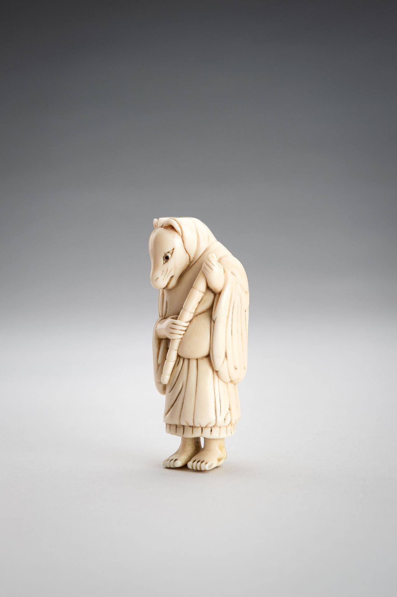 AN IVORY NETSUKE OF A FOX PRIEST - Bild 3 aus 10