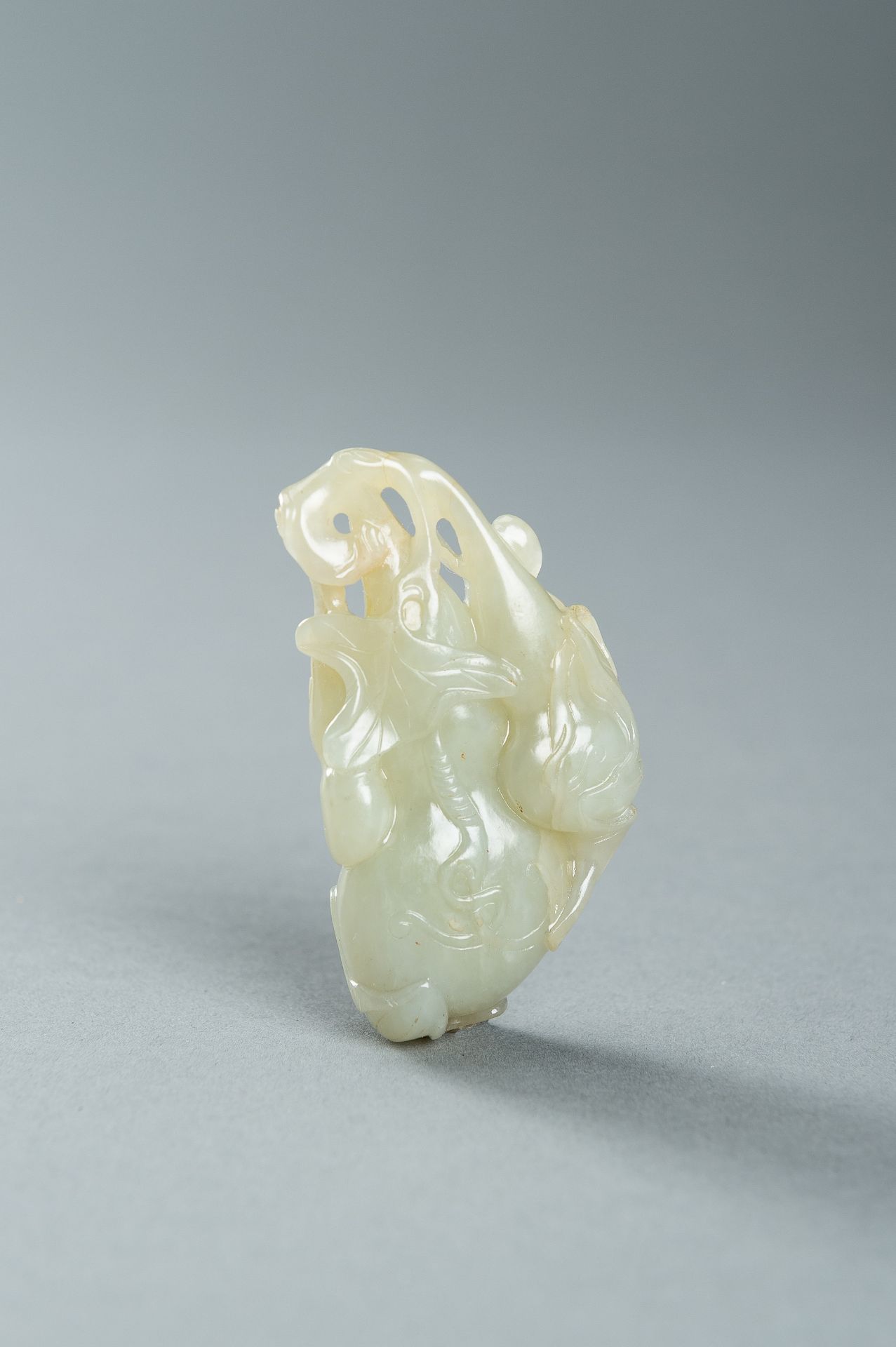 A PALE CELADON JADE PENDANT DEPICTING DOUBLE GOURDS - Bild 4 aus 12