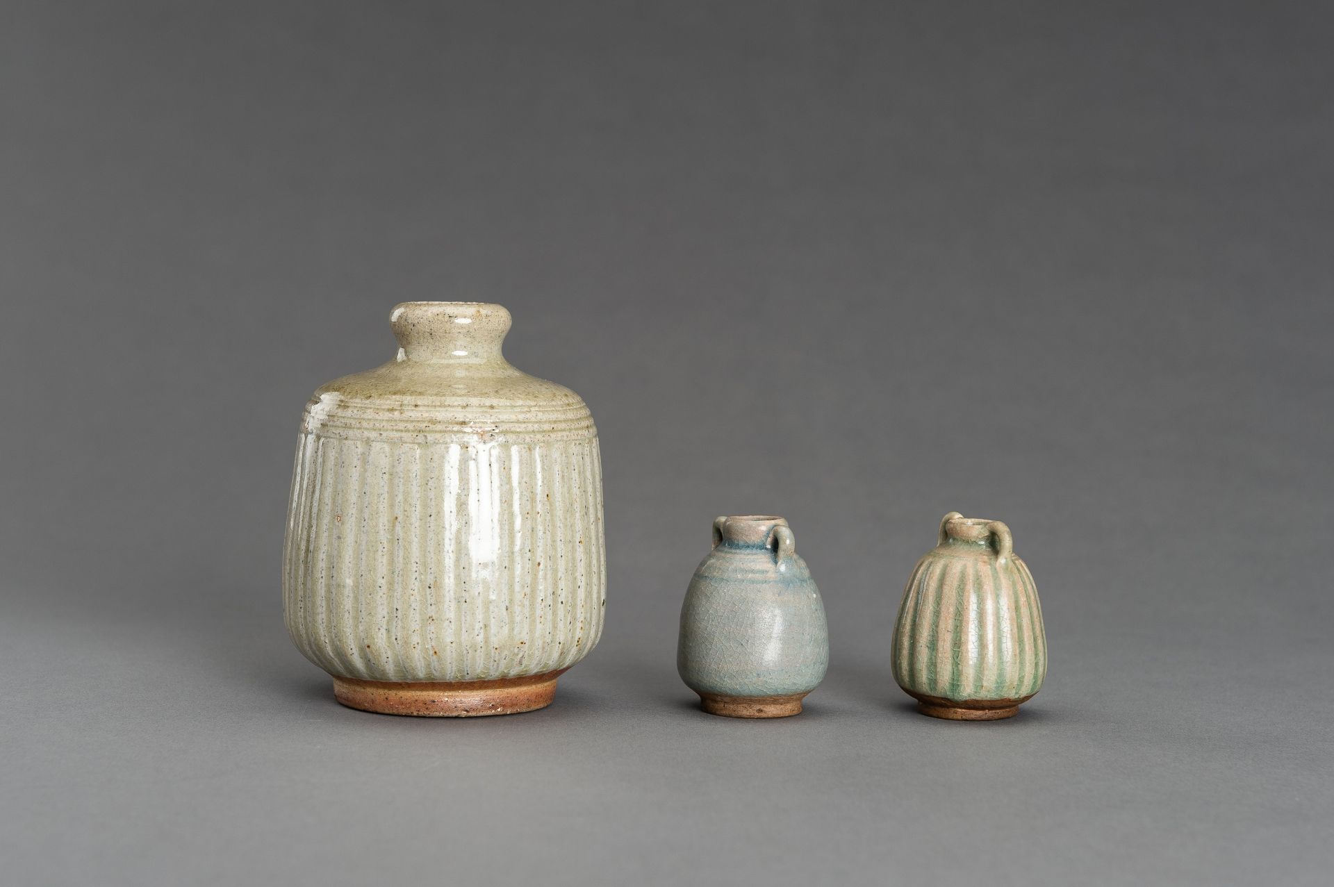 A SET OF THREE SONG-STYLE CERAMIC VASES - Image 9 of 12