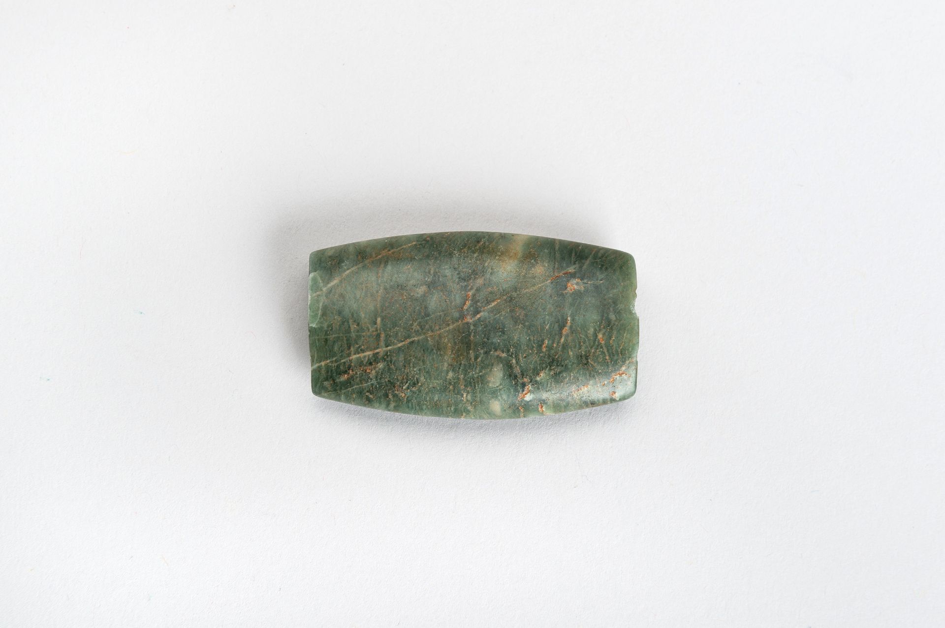 AN ARCHAISTIC LOT WITH A JADE AND A SERPENTINE PENDANT - Image 6 of 9