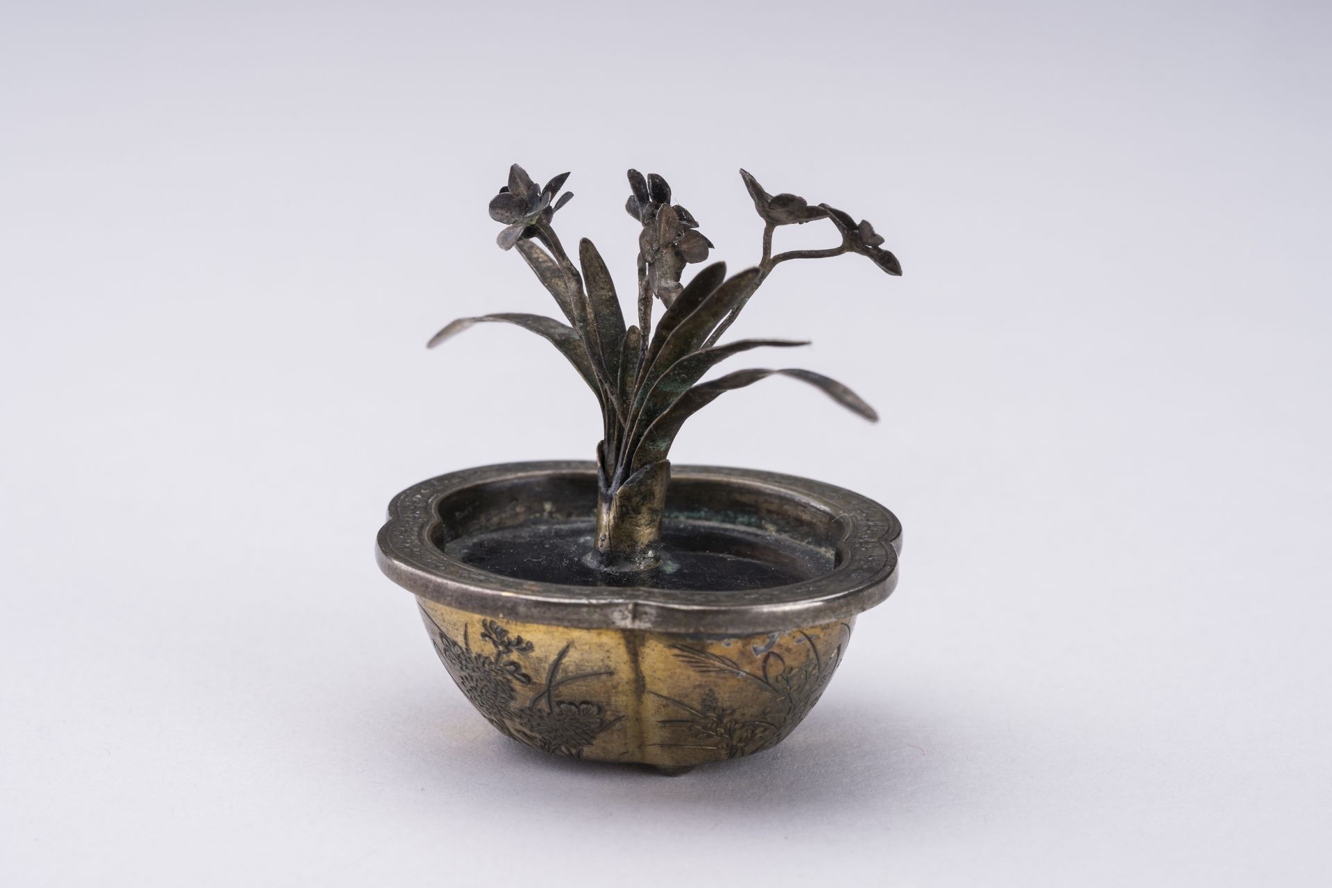 A GILT METAL MINIATURE MODEL OF A FLOWER POT, MEIJI - Bild 3 aus 8