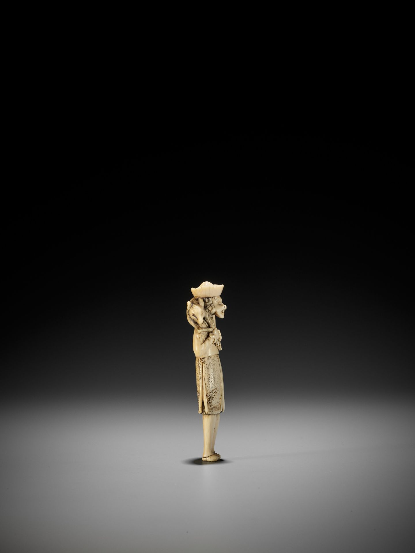 A SUPERB IVORY NETSUKE OF A DUTCHMAN - Image 12 of 17