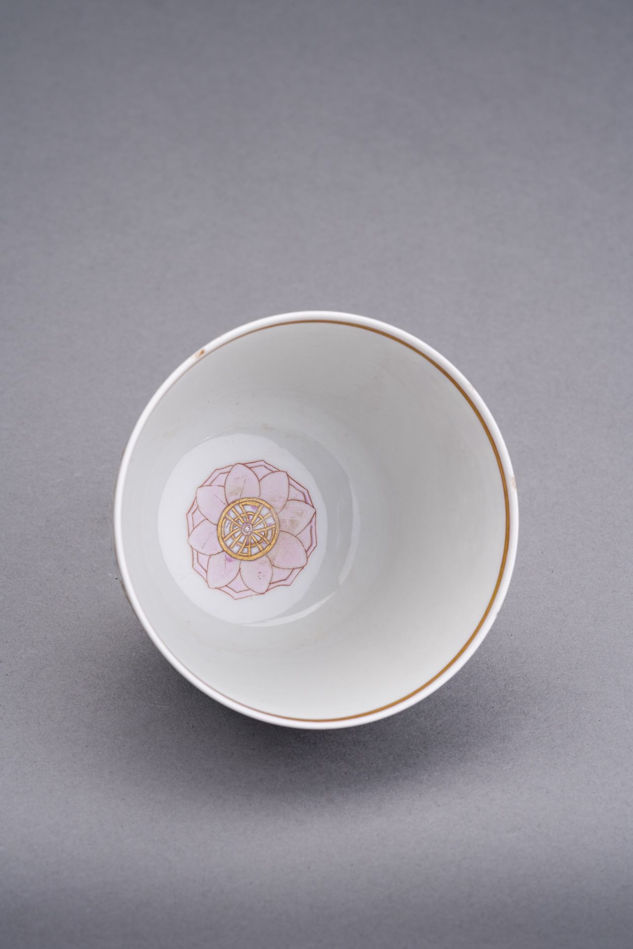 A FAMILLE-ROSE 'BARAGON-TUMED' PORCELAIN TEA BOWL, DAOGUANG - Image 9 of 10