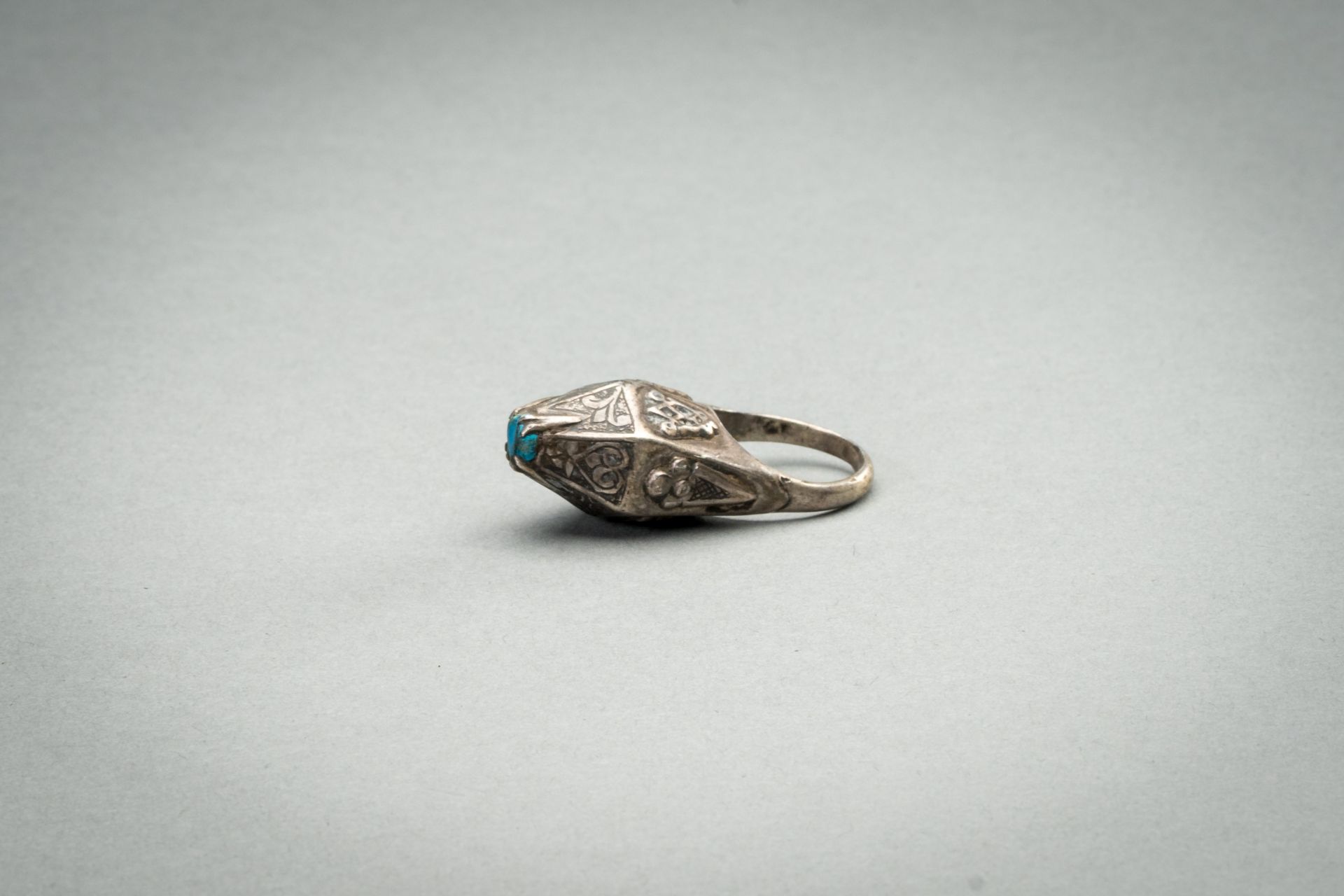 A TURQUOISE-MATRIX-SET SILVER RING, 19TH CENTURY - Image 3 of 7