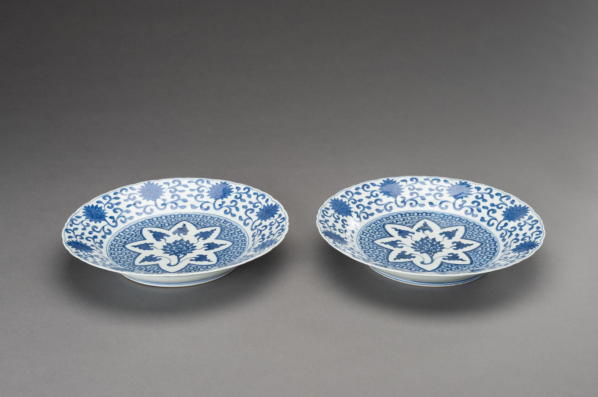 A PAIR OF BLUE AND WHITE FLORAL PORCELAIN DISHES, 1930s - Image 9 of 12