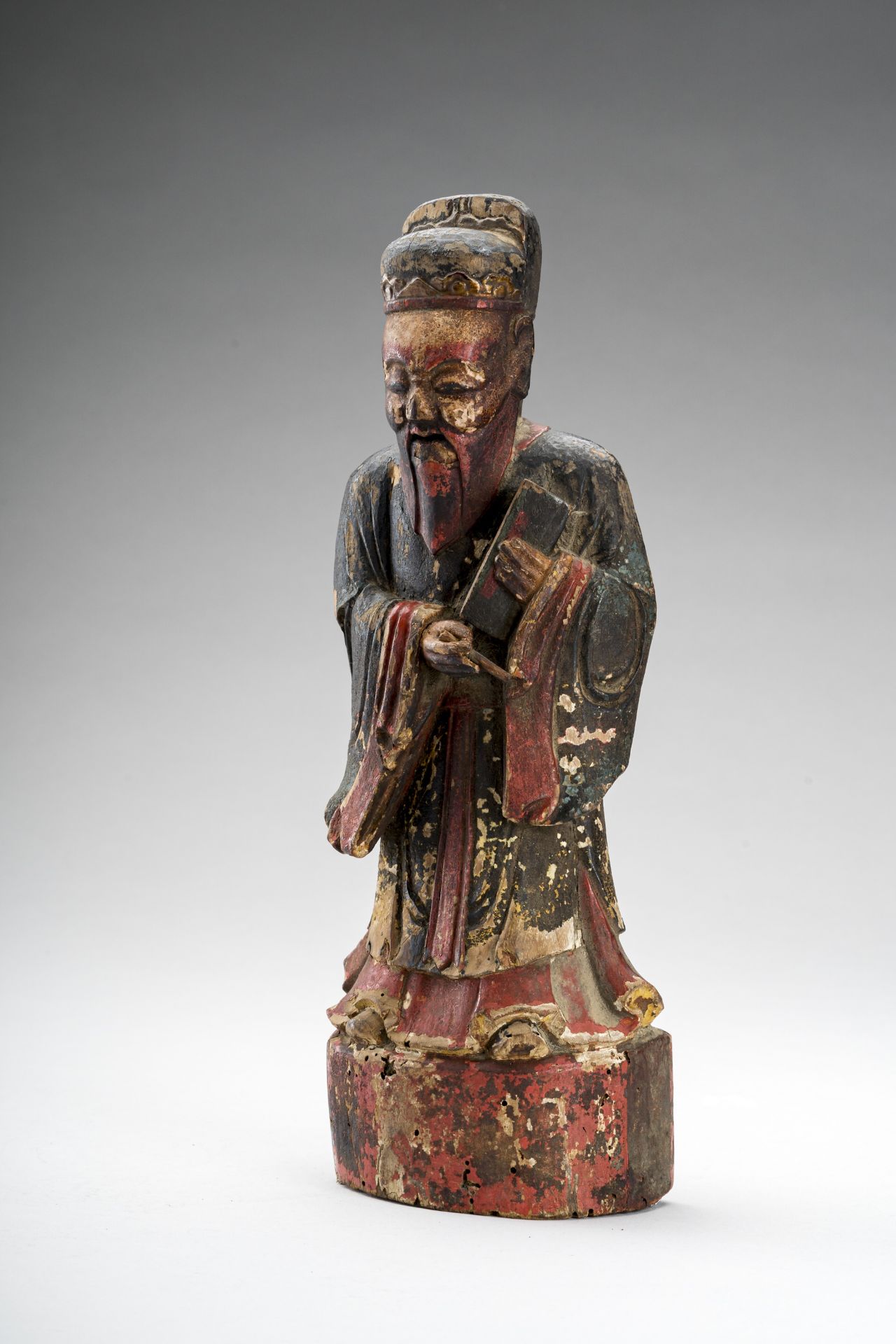 A LACQUERED WOOD FIGURE OF A DIGNITARY, EARLY QING - Image 2 of 7