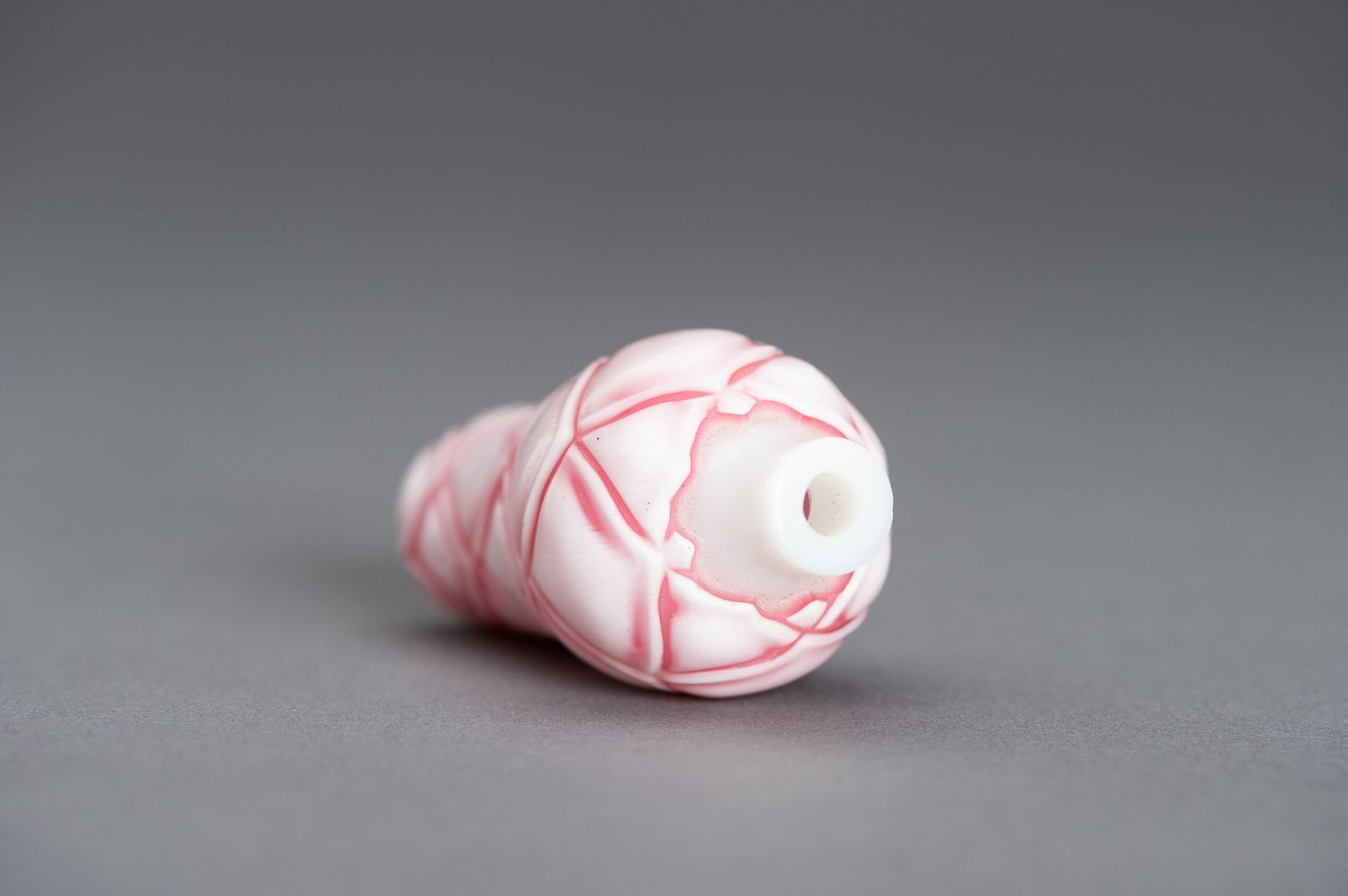 A SANDWICHED PINK GLASS 'LOTUS' SNUFF BOTTLE - Image 9 of 11