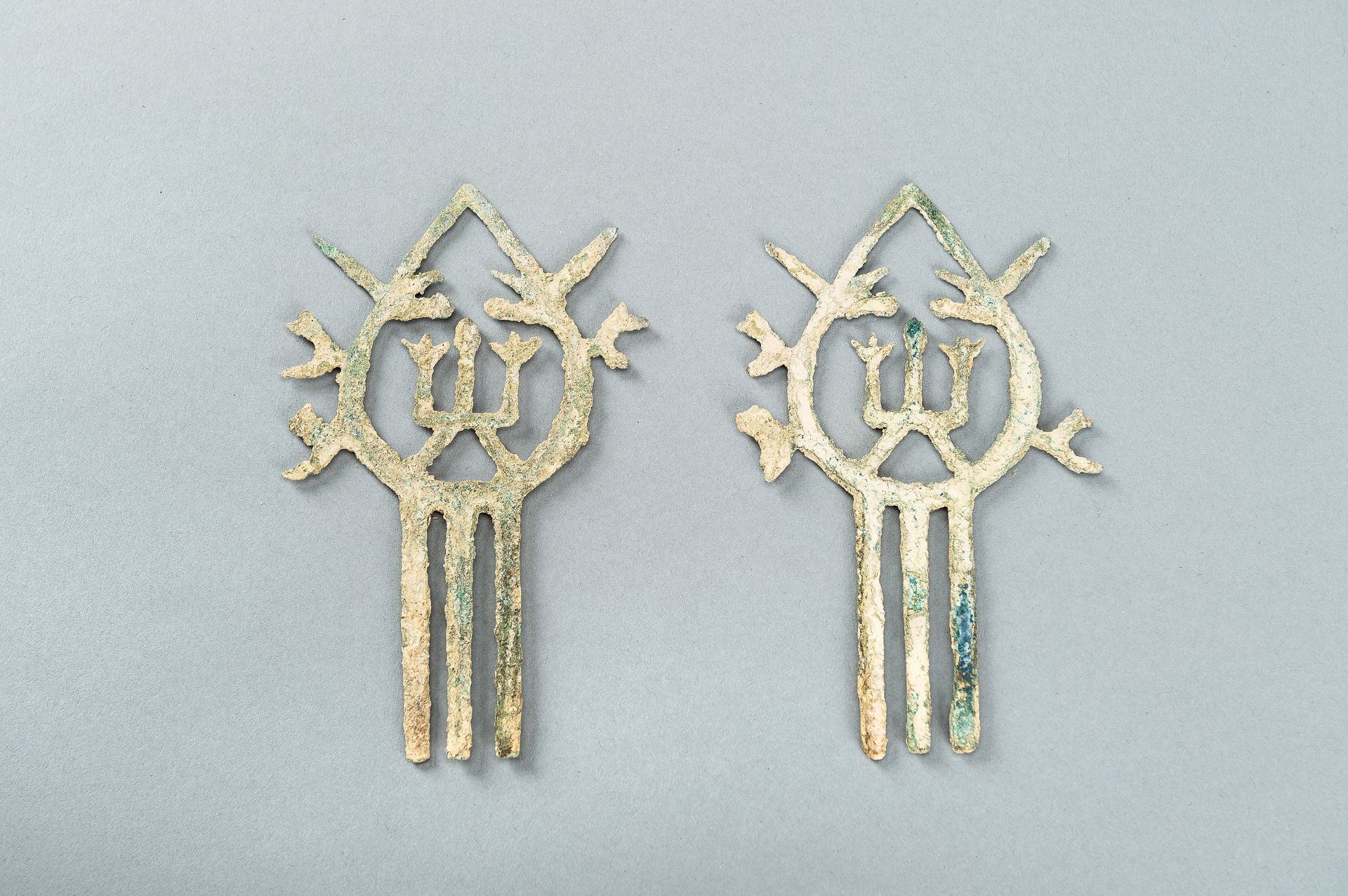 A PAIR OF BRONZE HAIRPINS, DONG SON CULTURE - Image 9 of 11