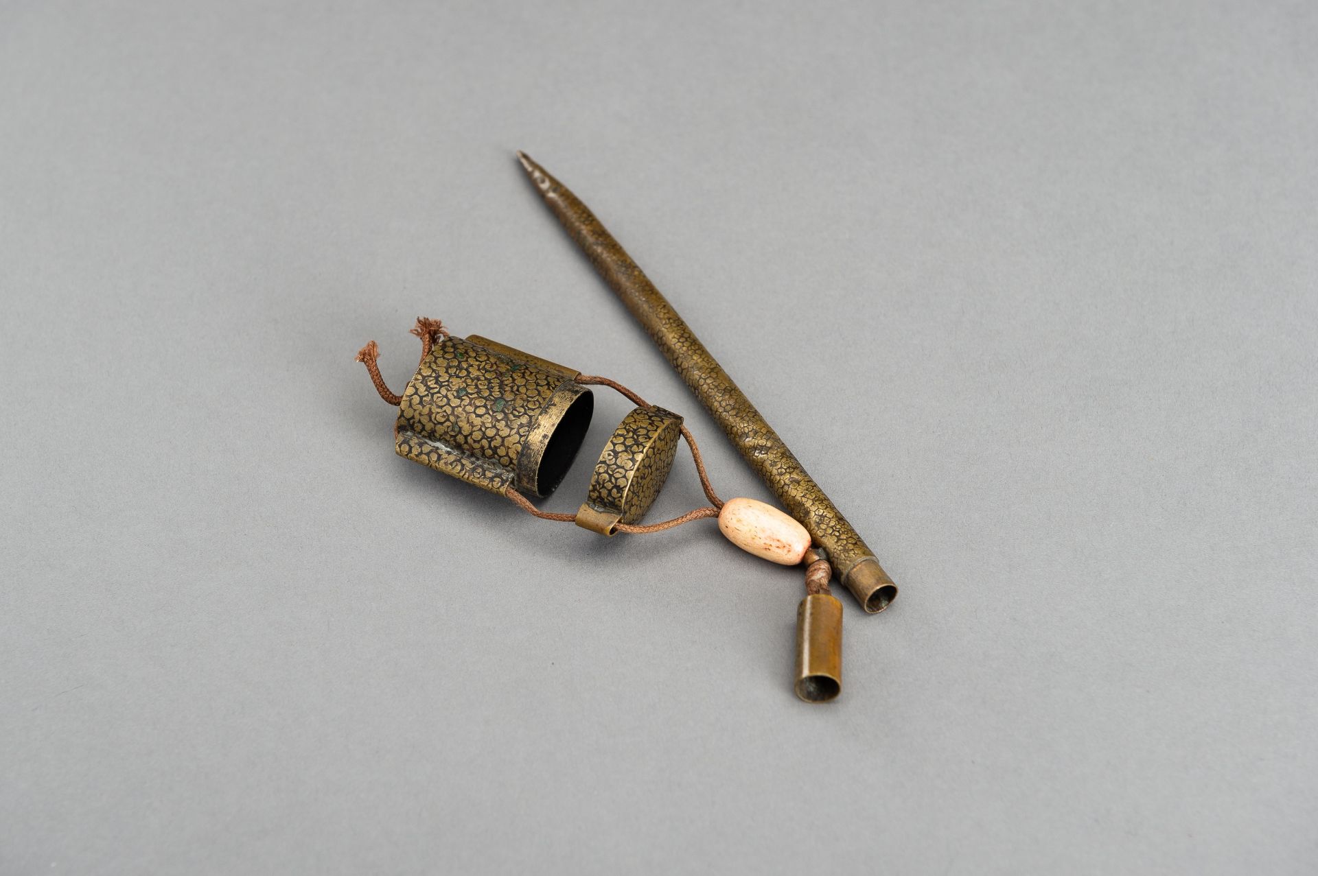 A BRASS PEN SHAPED YATATE, MEIJI - Image 8 of 11