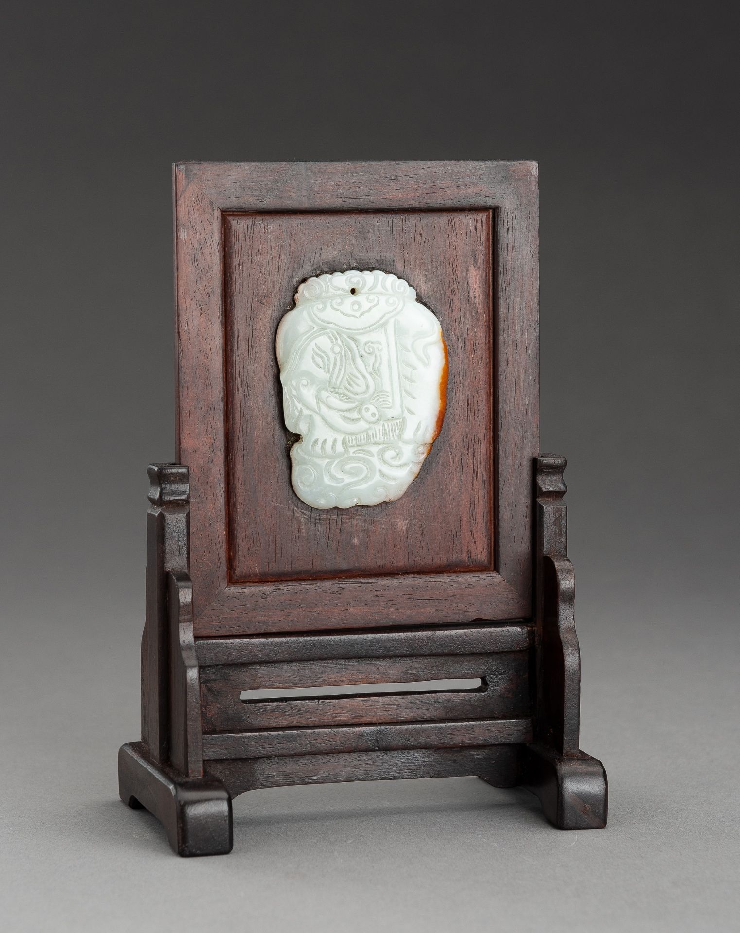 A SMALL WOOD TABLE SCREEN WITH PALE CELADON AND RUSSET JADE PLAQUE