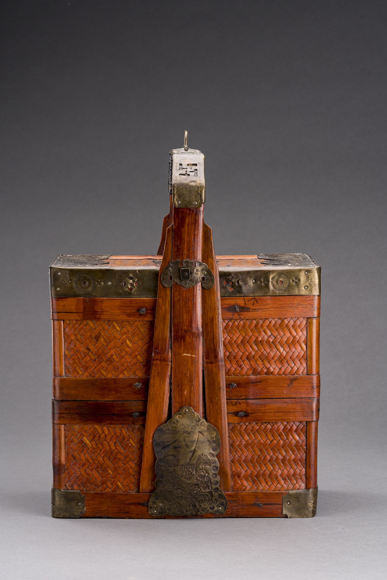 A BAMBOO PICNIC BASKET, QING DYNASTY - Image 5 of 6