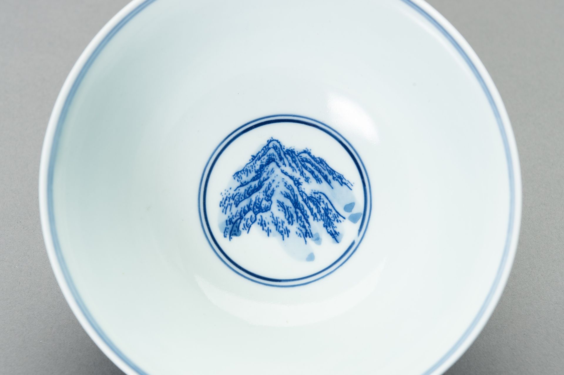 A BLUE AND WHITE PORCELAIN BOWL, 20TH CENTURY - Bild 2 aus 10