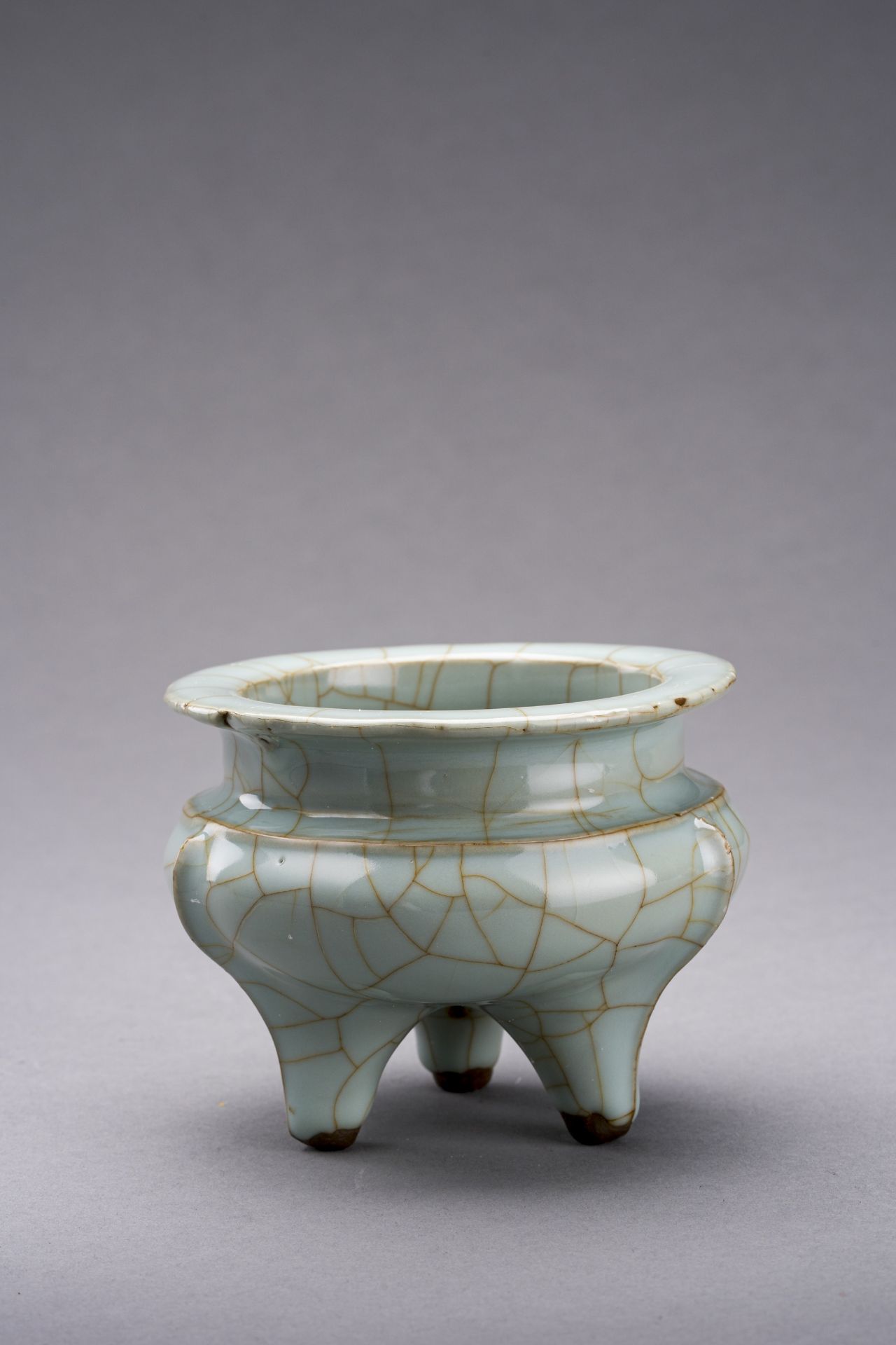 A LONGQUAN CELADON PORCELAIN TRIPOD CENSER, QING DYNASTY - Image 2 of 6