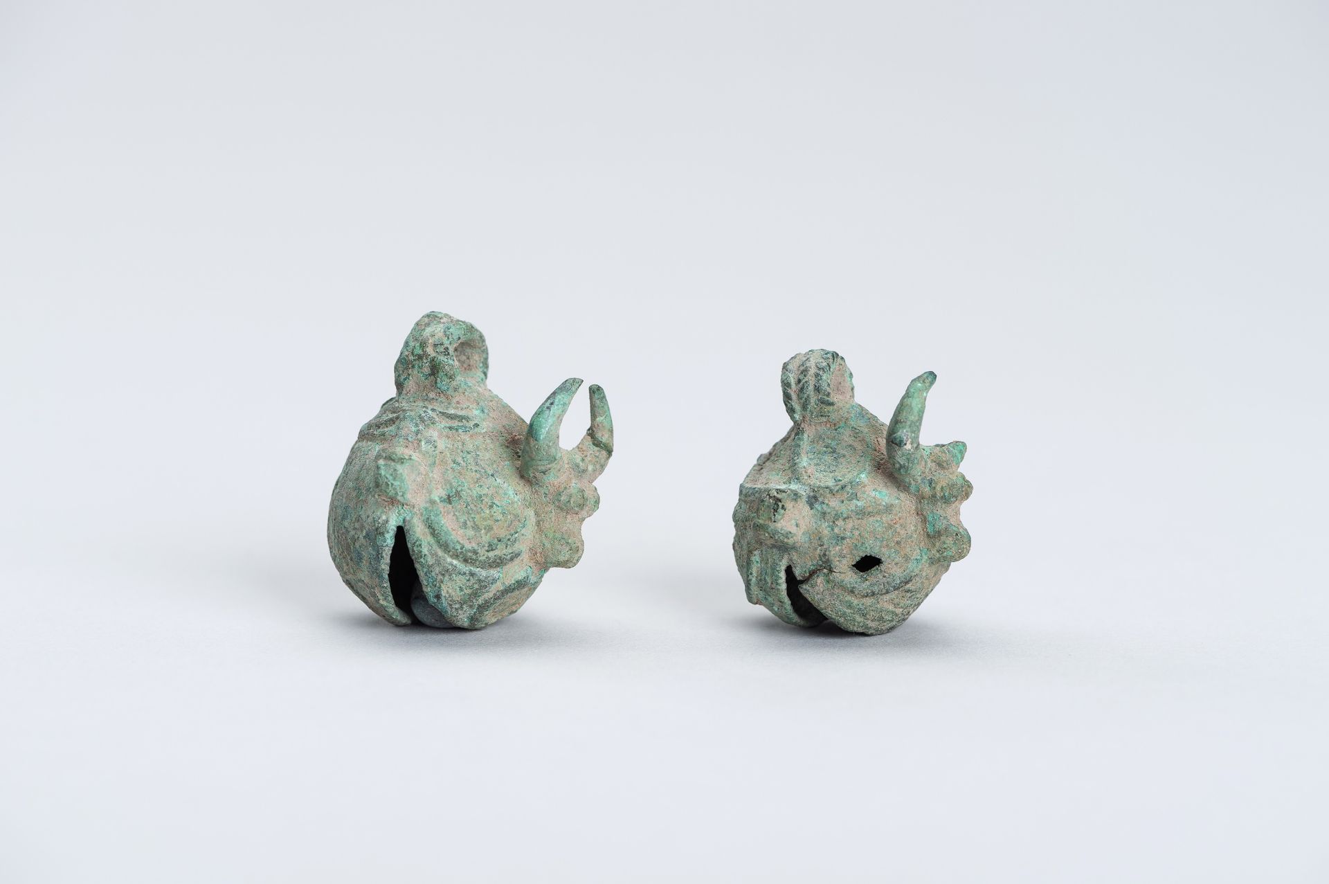 A PAIR OF DONG SON 'BULL'S HEAD' BRONZE BELLS - Bild 8 aus 9