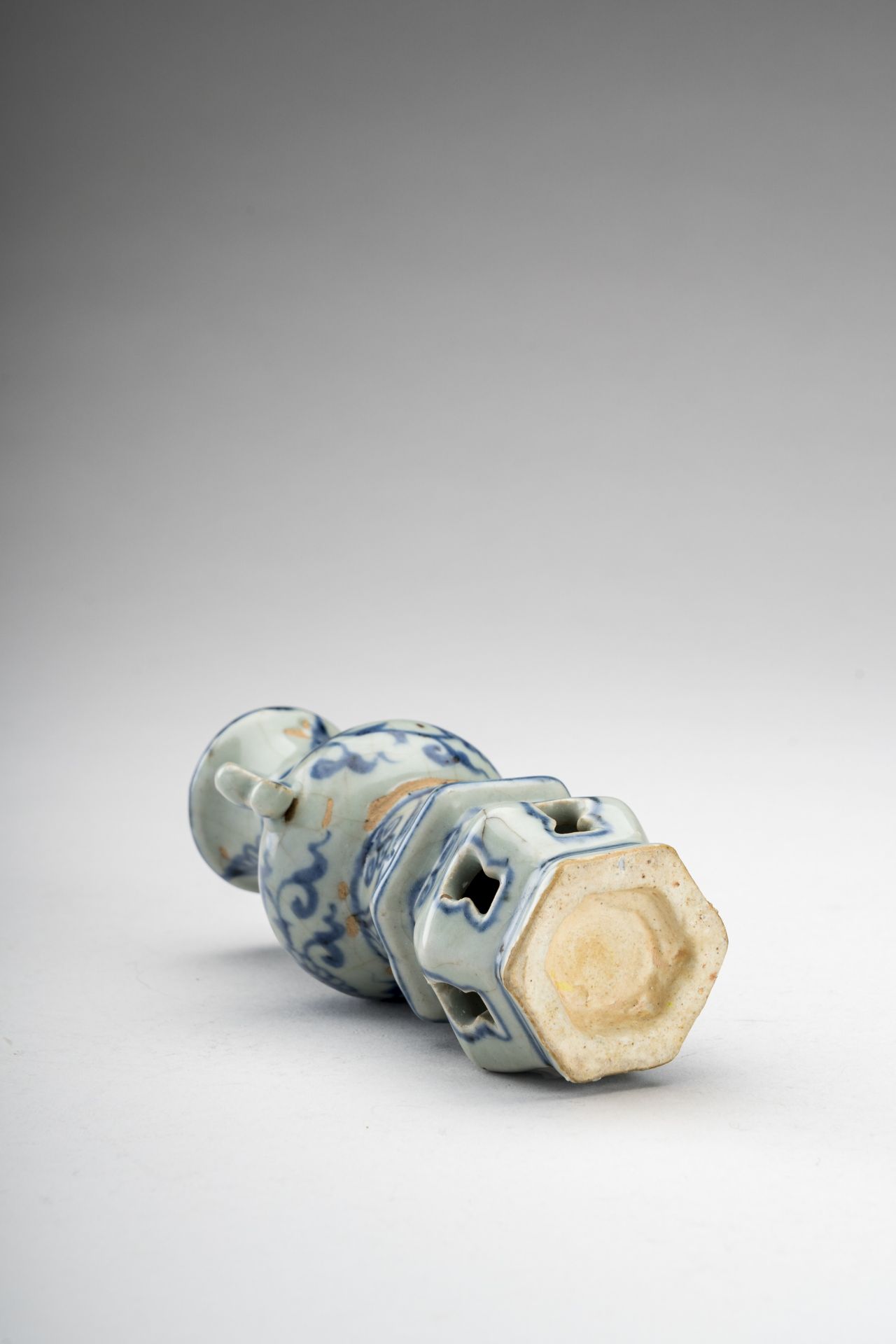 A SMALL BLUE AND WHITE PORCELAIN VASE - Image 7 of 7