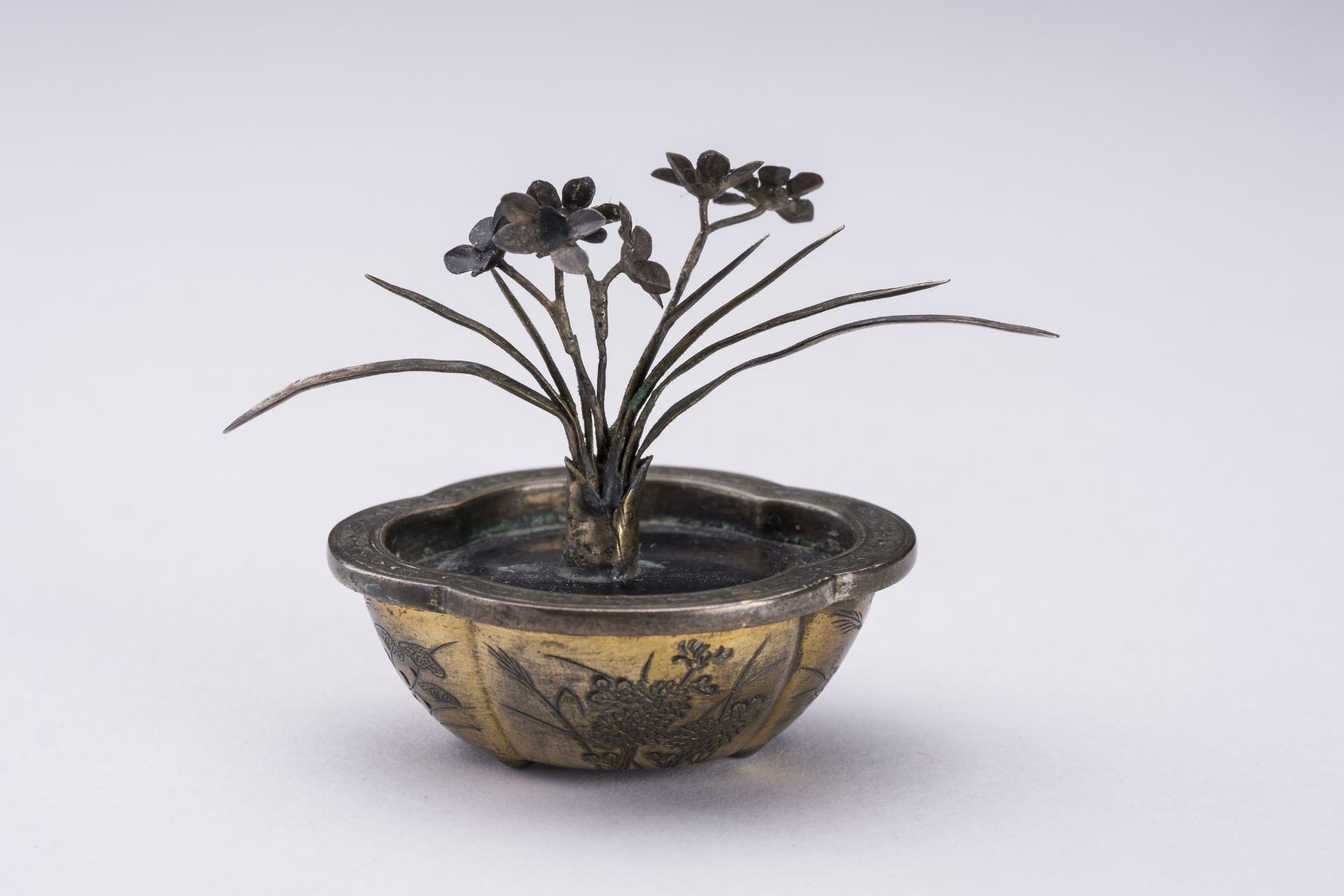 A GILT METAL MINIATURE MODEL OF A FLOWER POT, MEIJI - Bild 4 aus 8