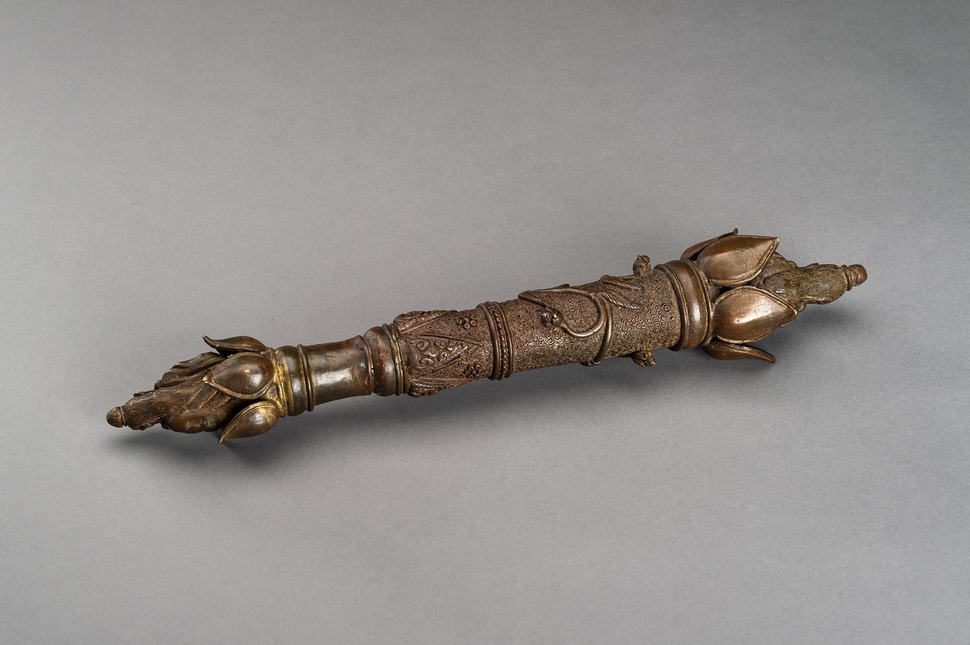A LARGE AND UNUSUAL BRONZE CEREMONIAL SCEPTER - Image 8 of 11