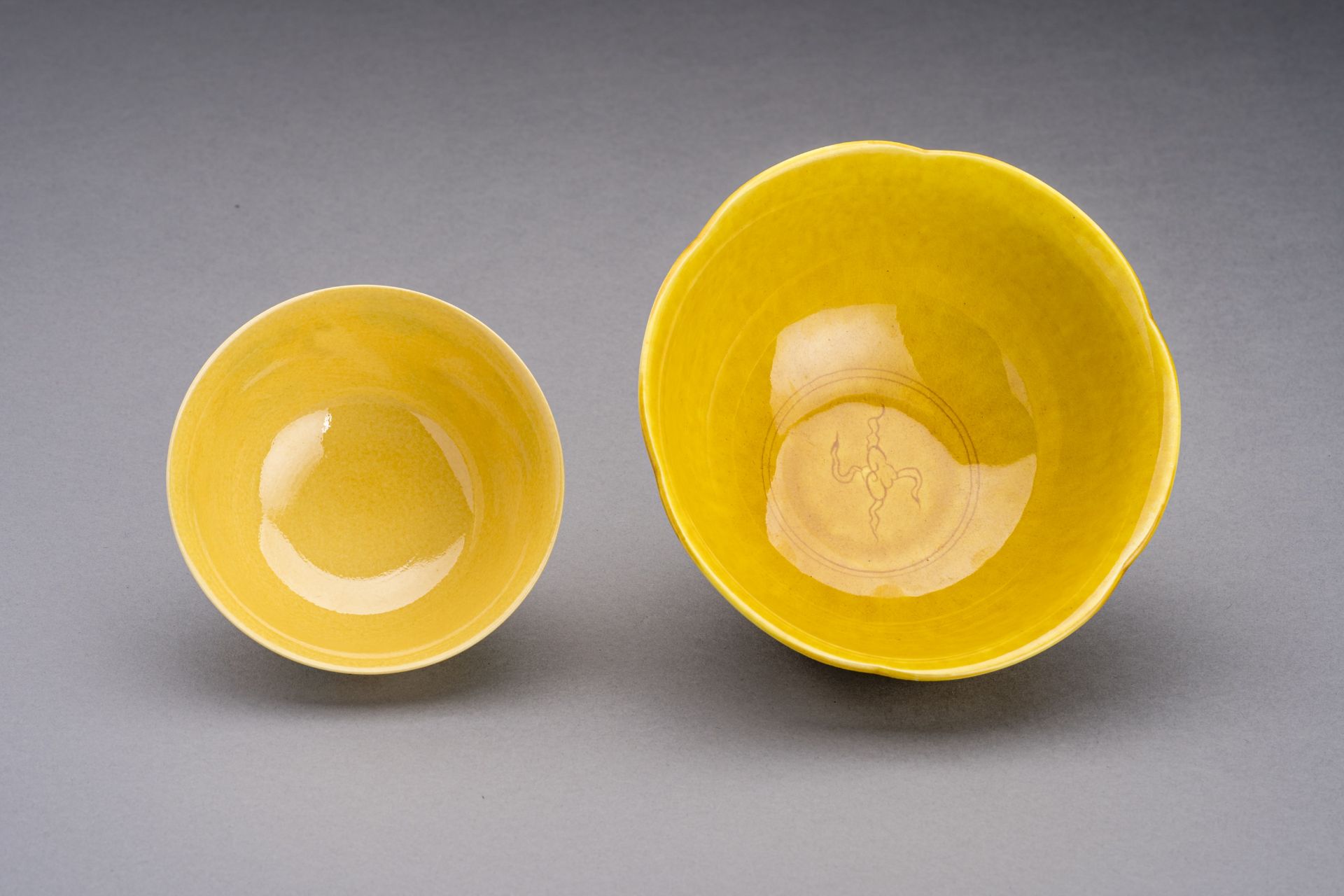 A LOT WITH TWO YELLOW GROUND PORCELAIN BOWLS - Image 7 of 11