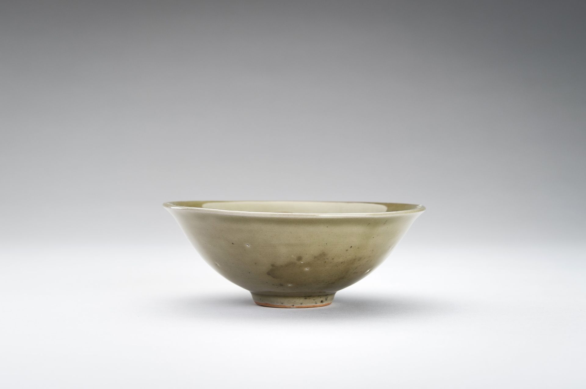 A SONG STYLE YAOZHOU CELADON-GLAZED PORCELAIN BOWL - Image 9 of 11