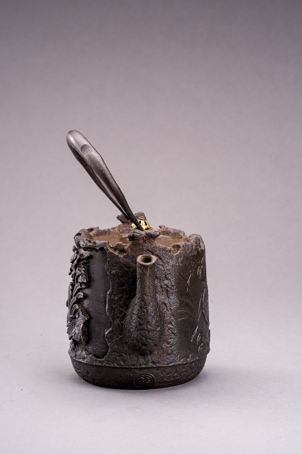 A TETSUBIN (IRON KETTLE) WITH SILVER INLAID BRONZE COVER - Image 5 of 8