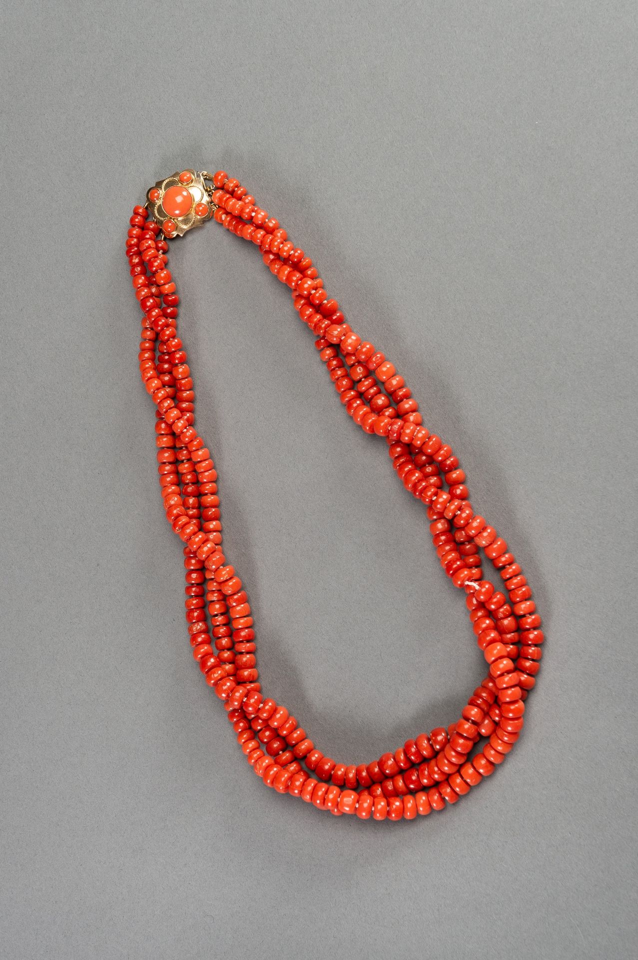 A THREE-TIERED MOMO CORAL BEAD NECKLACE - Bild 8 aus 8