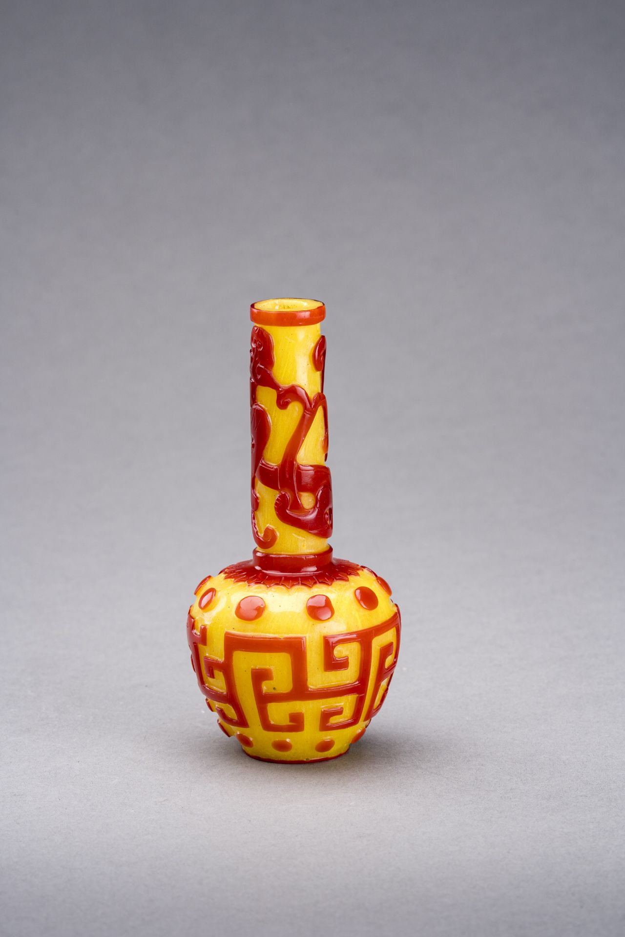 A CARVED RED-OVERLAY YELLOW GLASS BOTTLE VASE, QIANLONG MARK AND PERIOD - Image 3 of 8