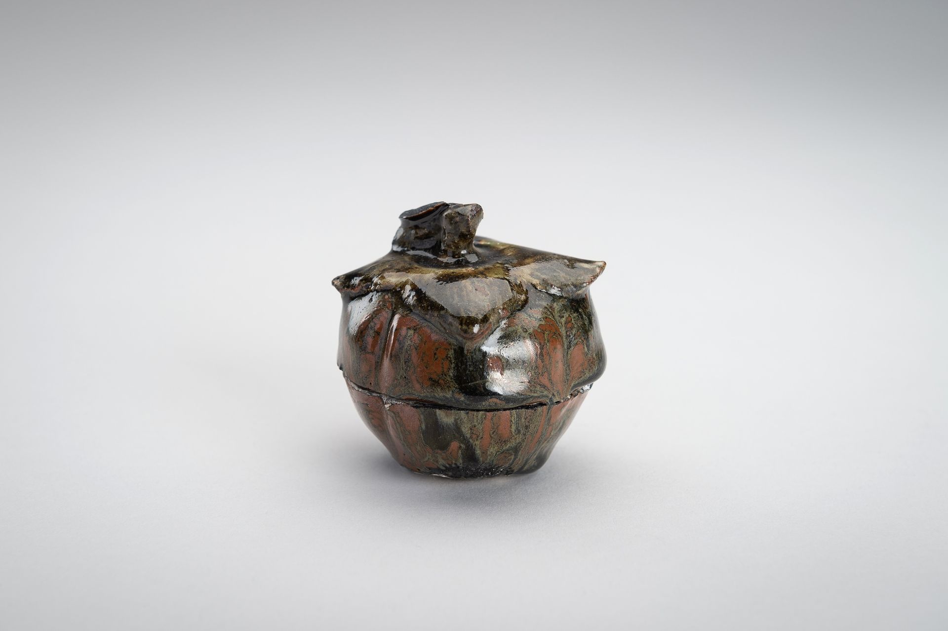 A GROUP OF FOUR SMALL GLAZED CERAMIC ITEMS - Image 9 of 16