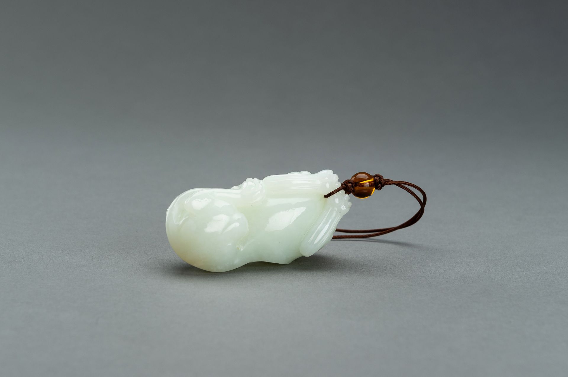 A WHITE JADE 'BUDDHIST LION AND BAT' CARVING, 1900s - Bild 11 aus 11