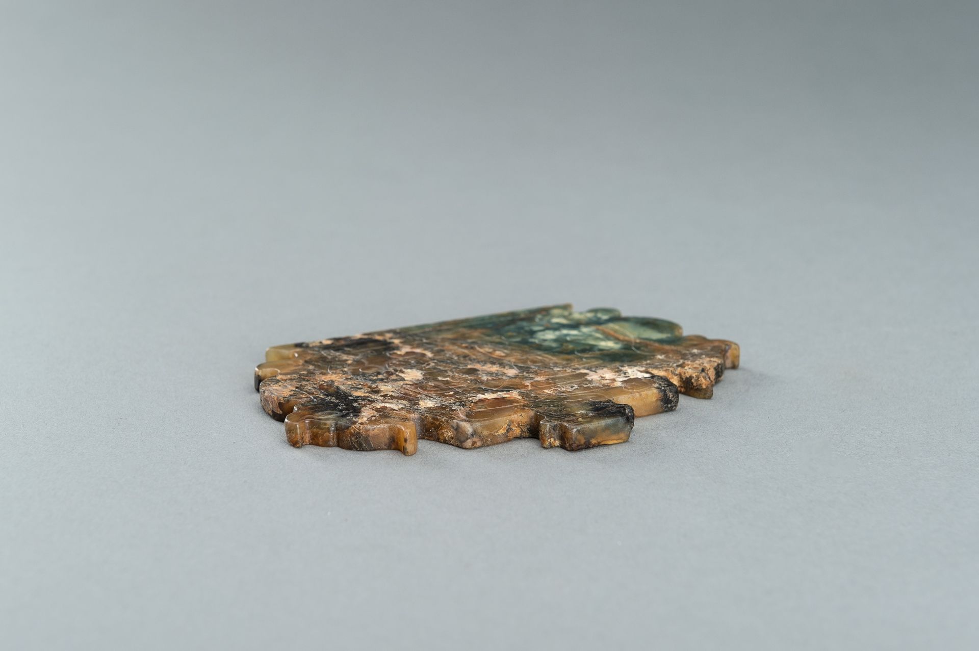 AN ARCHAISTIC JADE PLAQUE WITH CHILONG - Image 4 of 8