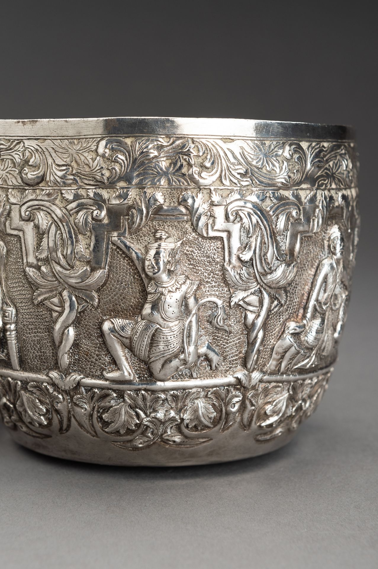 AN EMBOSSED SILVER BOWL WITH FIGURAL RELIEF - Bild 3 aus 12