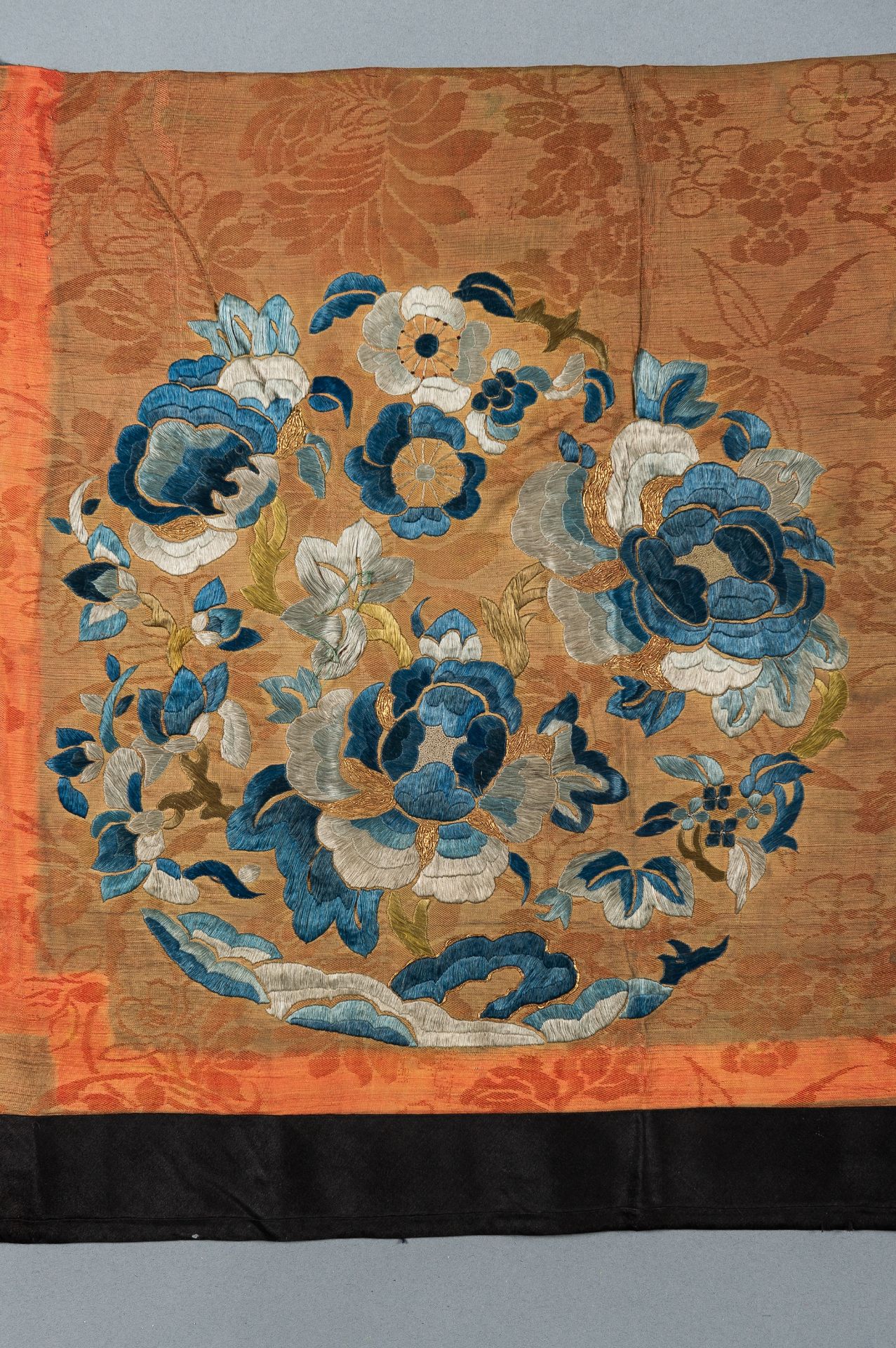 A LOT WITH TWO SILK TEXTILES, QING - Bild 7 aus 12