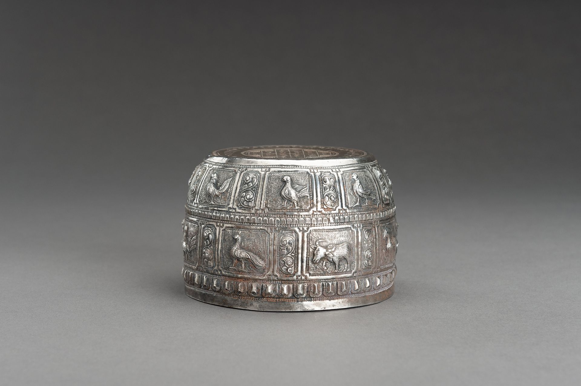 AN EMBOSSED SILVER BOWL WITH ANIMAL RELIEF - Bild 4 aus 12