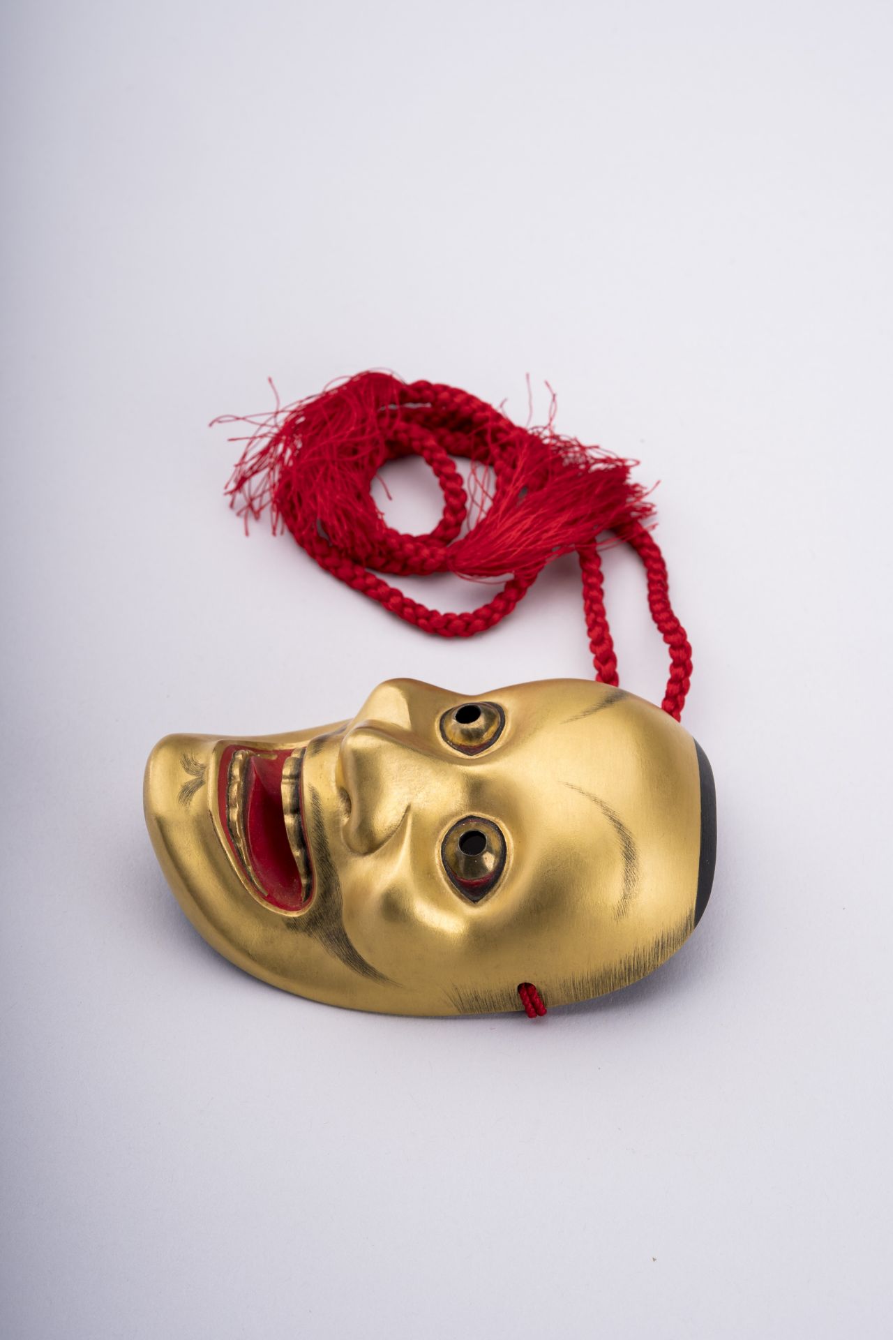 A GOLD LACQUER MINIATURE NOH MASK OF TSURIMANAKO, c. 1920s - Bild 3 aus 5