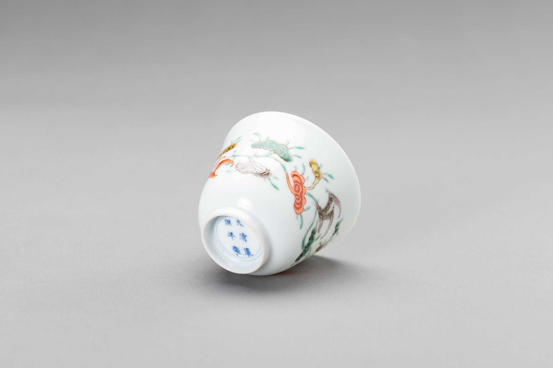 A 'LINGZHI AND BATS' PORCELAIN CUP, QING DYNASTY - Bild 6 aus 12