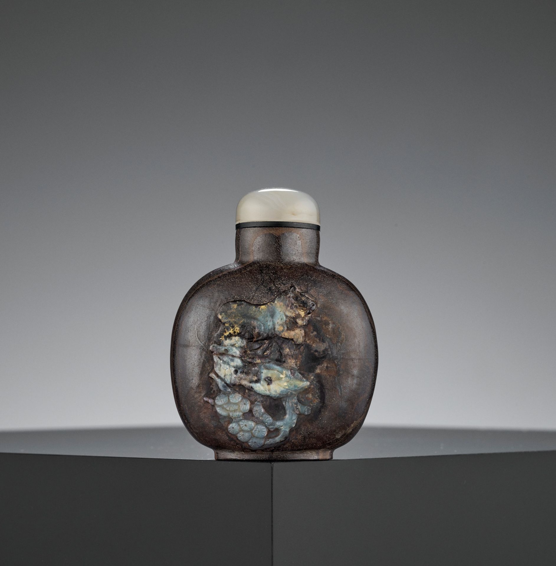 AN OPAL MATRIX 'LEAPING TIGER' SNUFF BOTTLE, QING DYNASTY