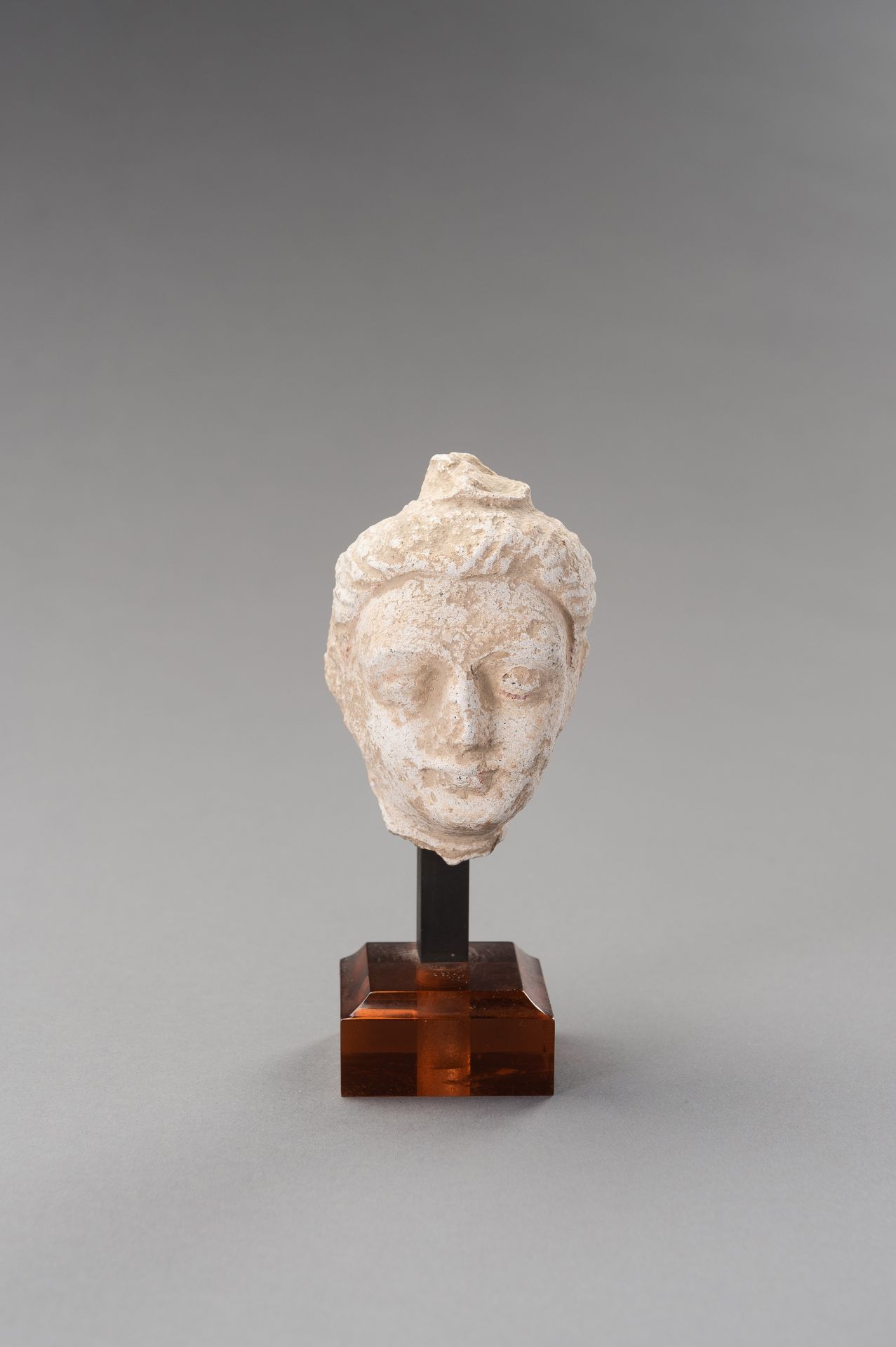 A SMALL STUCCO HEAD OF BUDDHA, GANDHARA - Bild 2 aus 10